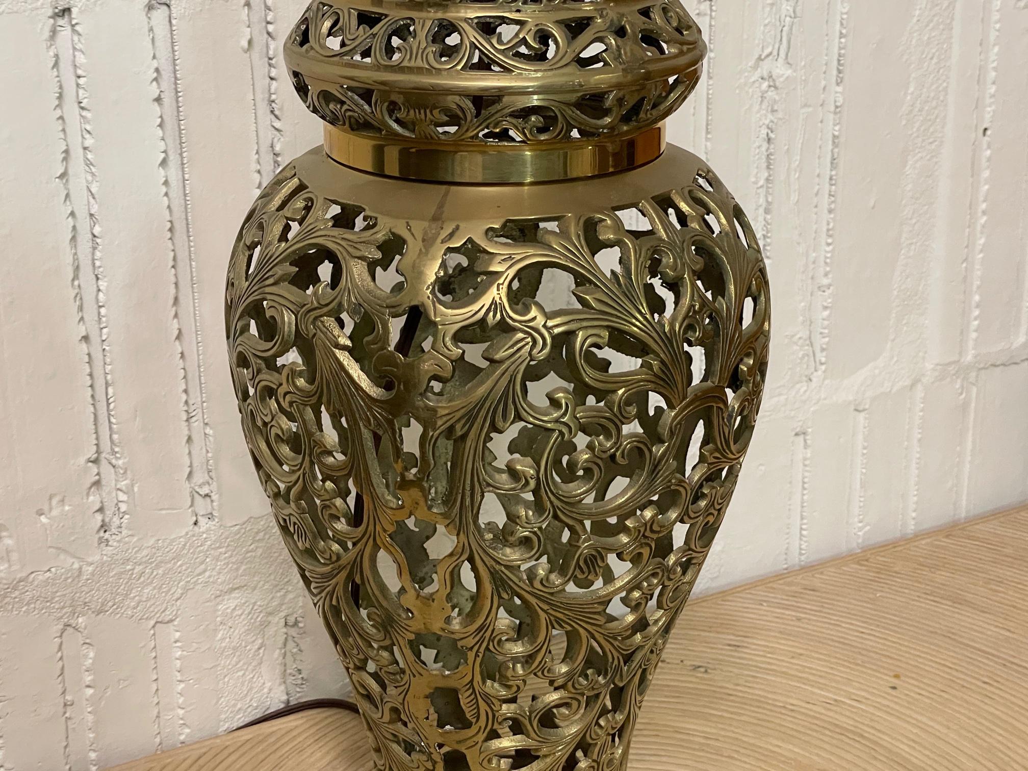 Hollywood Regency Lampada da tavolo in ottone con design a gabbia a traforo aperta in vendita