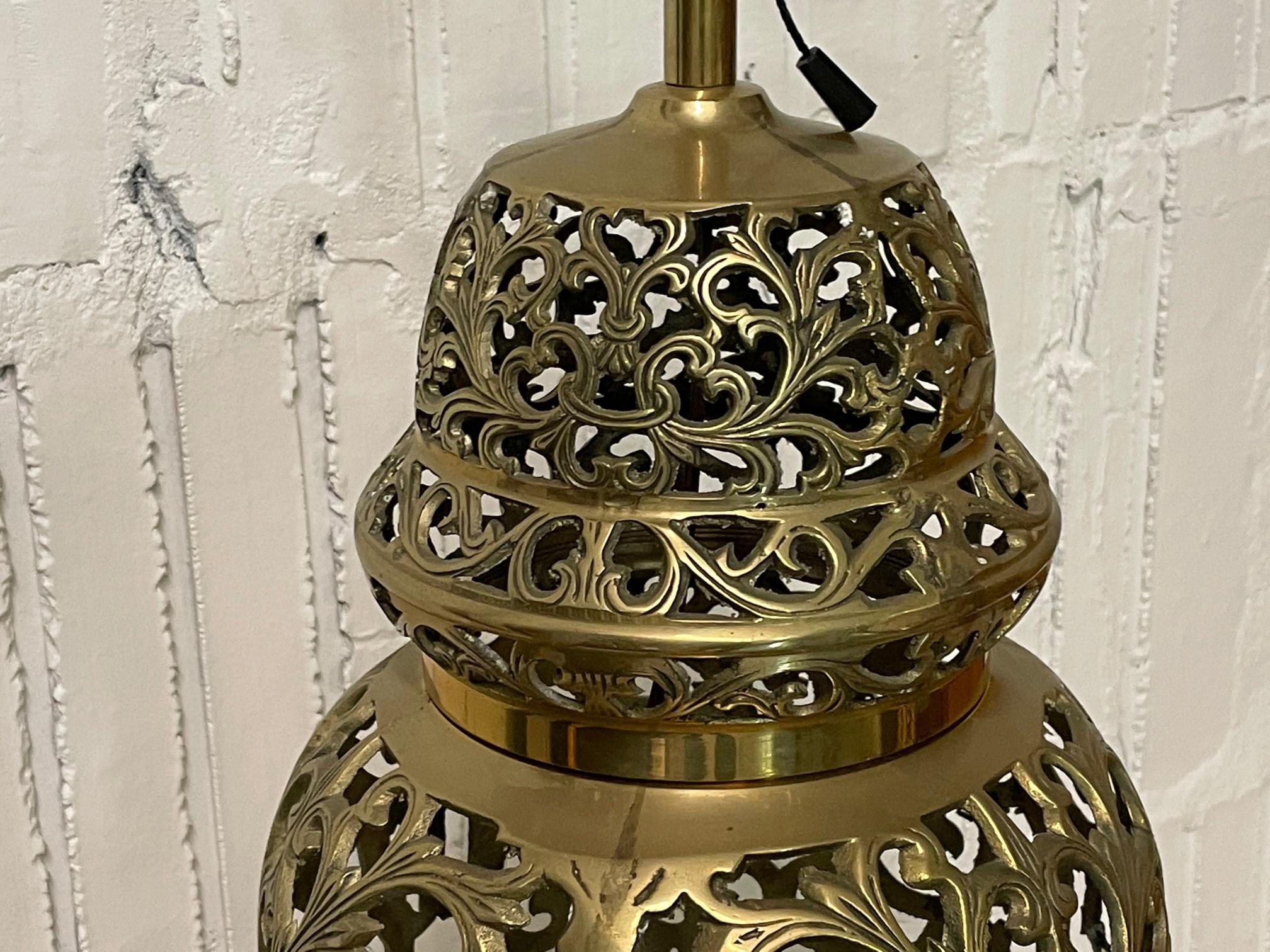 Lampada da tavolo in ottone con design a gabbia a traforo aperta In condizioni buone in vendita a Jacksonville, FL