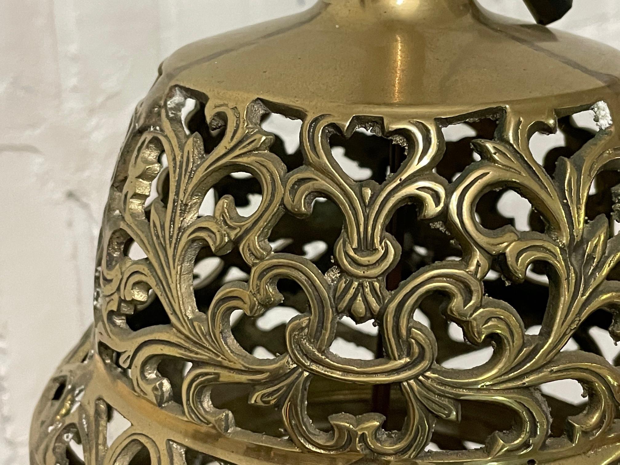 Lampada da tavolo in ottone con design a gabbia a traforo aperta in vendita 1