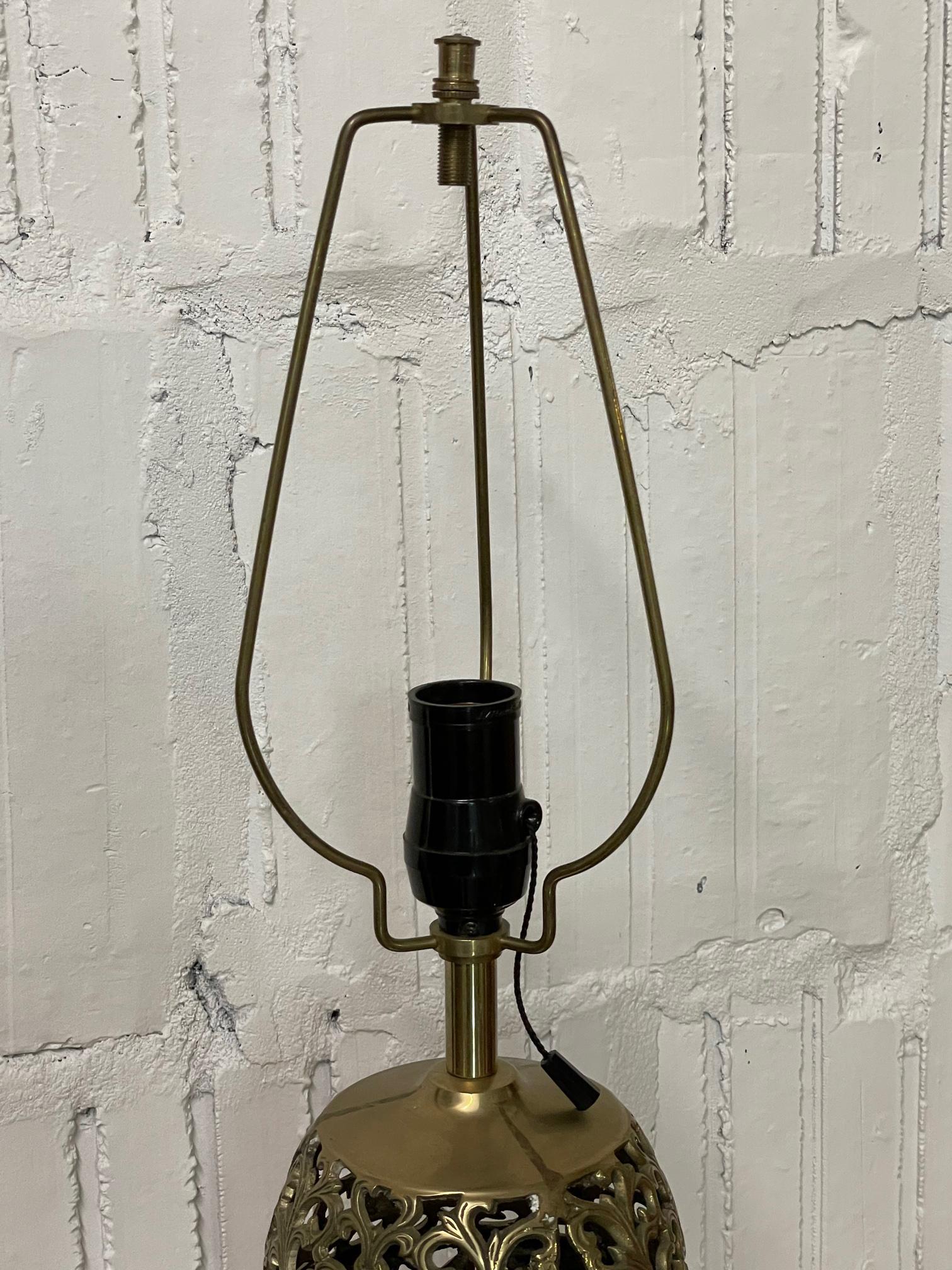 Lampada da tavolo in ottone con design a gabbia a traforo aperta in vendita 3