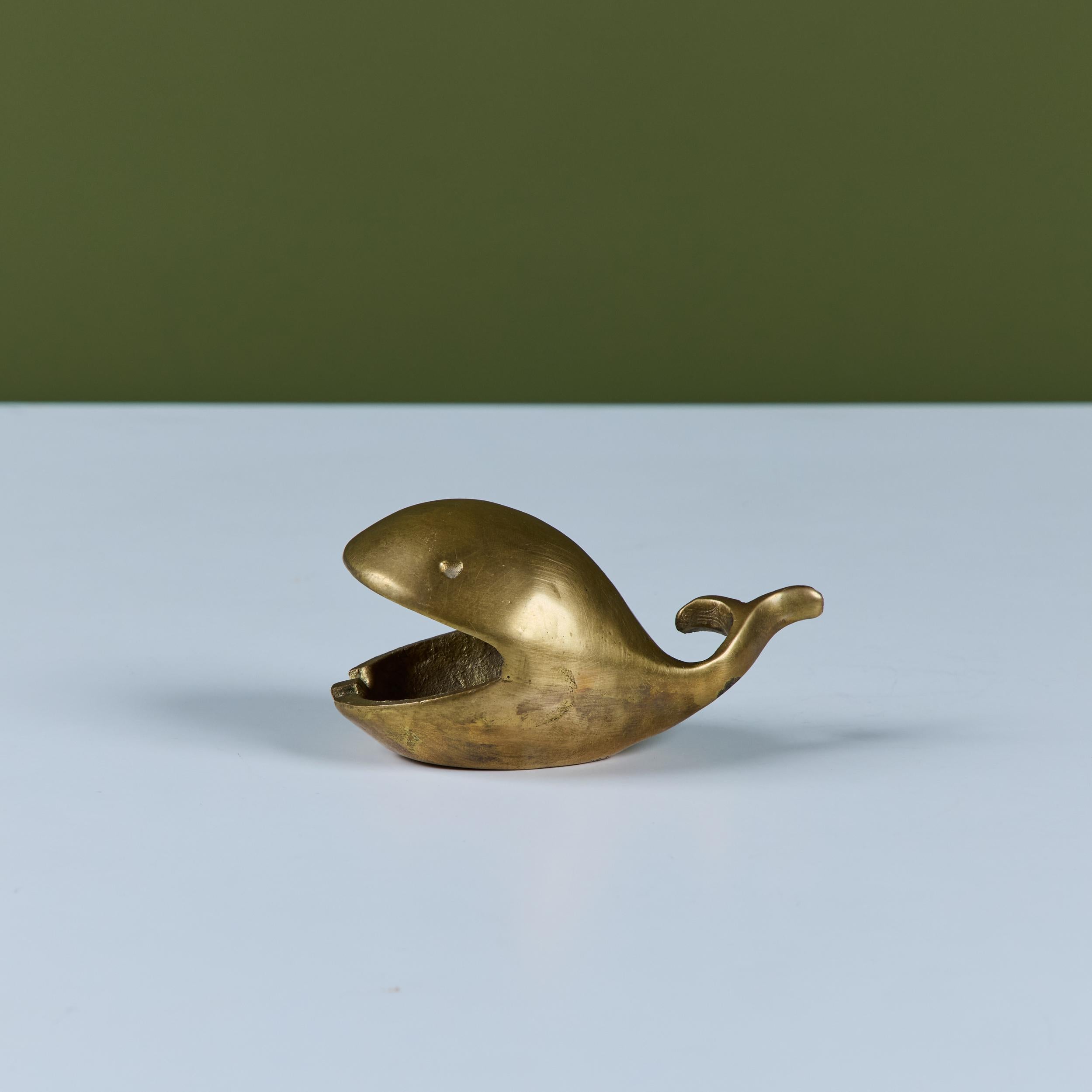 Cendrier baleine à gueule ouverte en laiton.

Dimensions
4,75