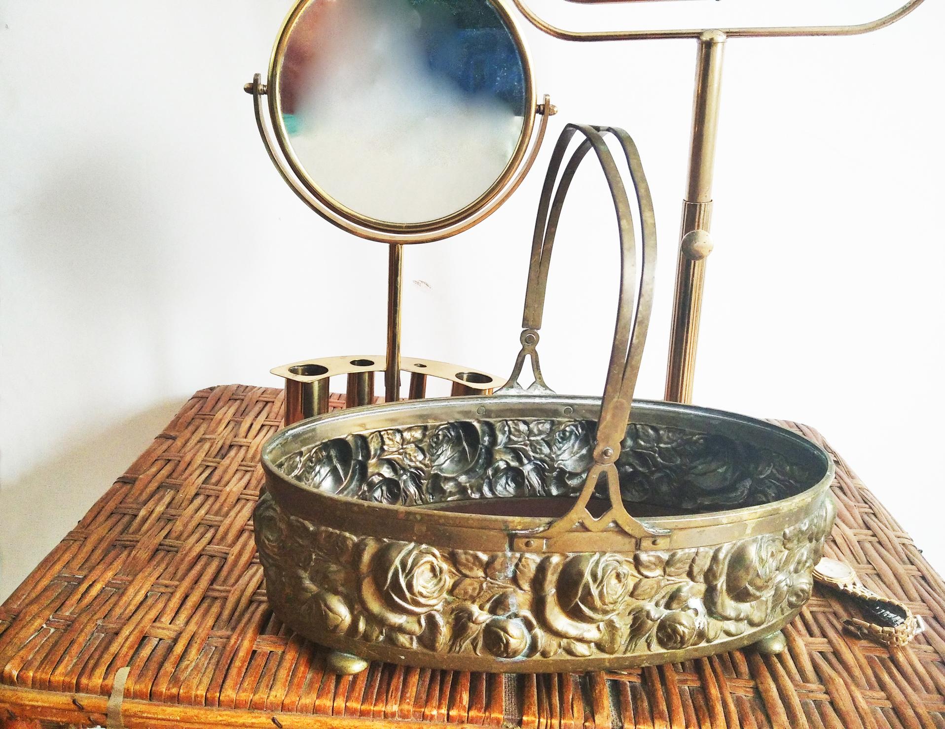 Brass or Bronze Basket Centerpiece In Good Condition For Sale In Mombuey, Zamora