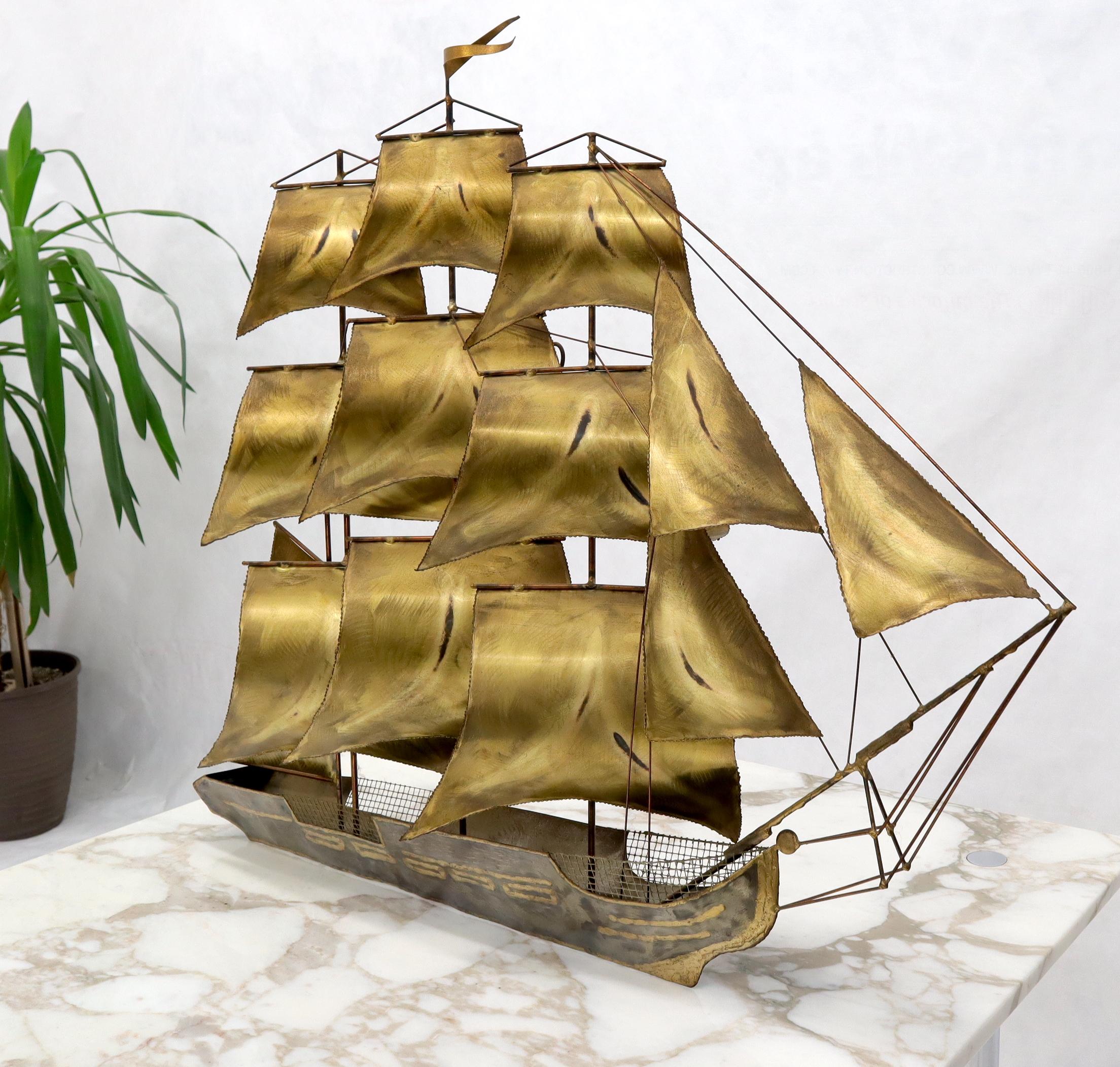 Américain Sculpture d'art mural en laiton ou en bronze représentant un bateau à voile en vente