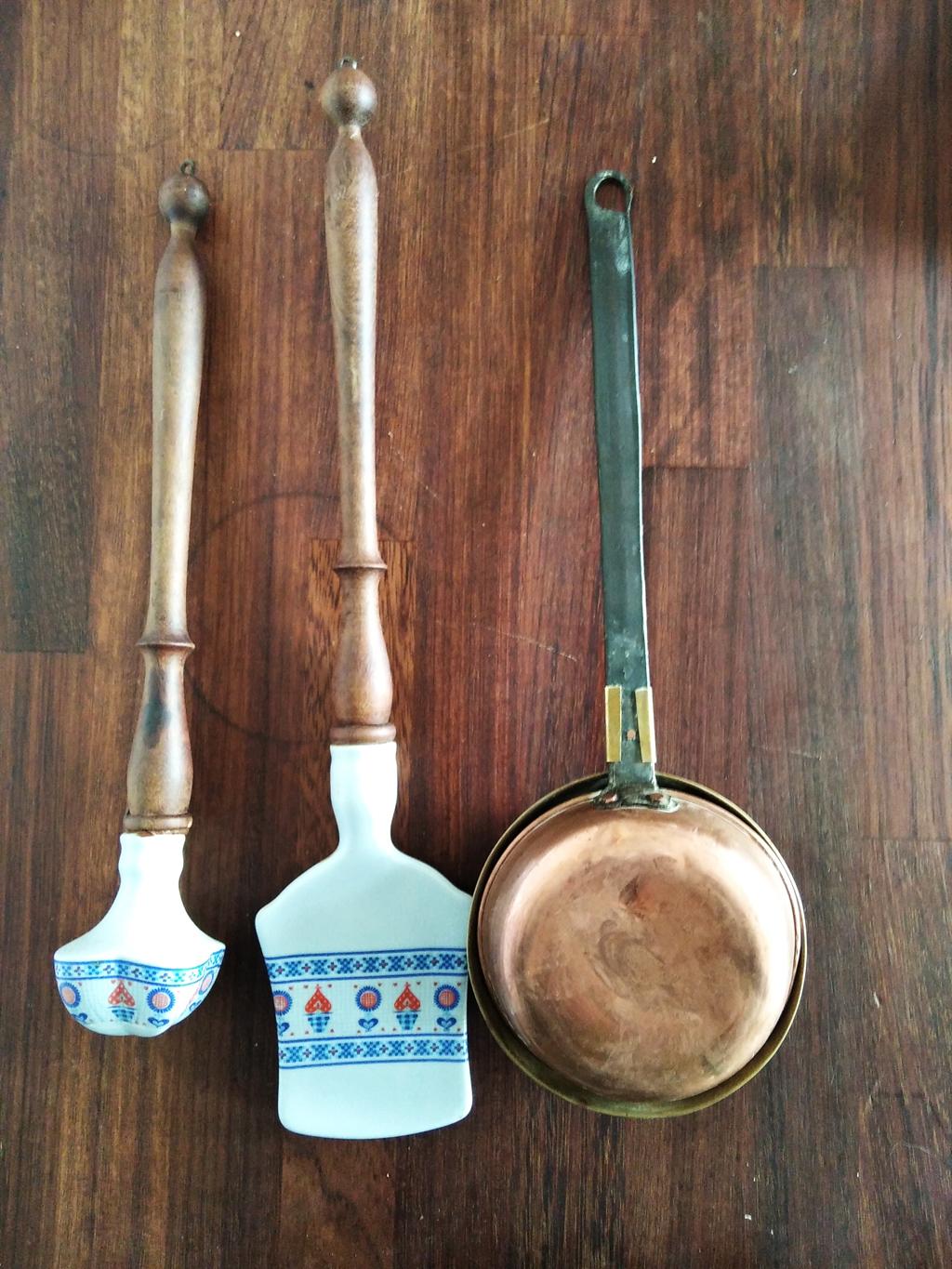 Blue and white ceramic or porcelain kitchen mortars or pestles with wooden handles, to hang 

Wall kitchen decoration.
   