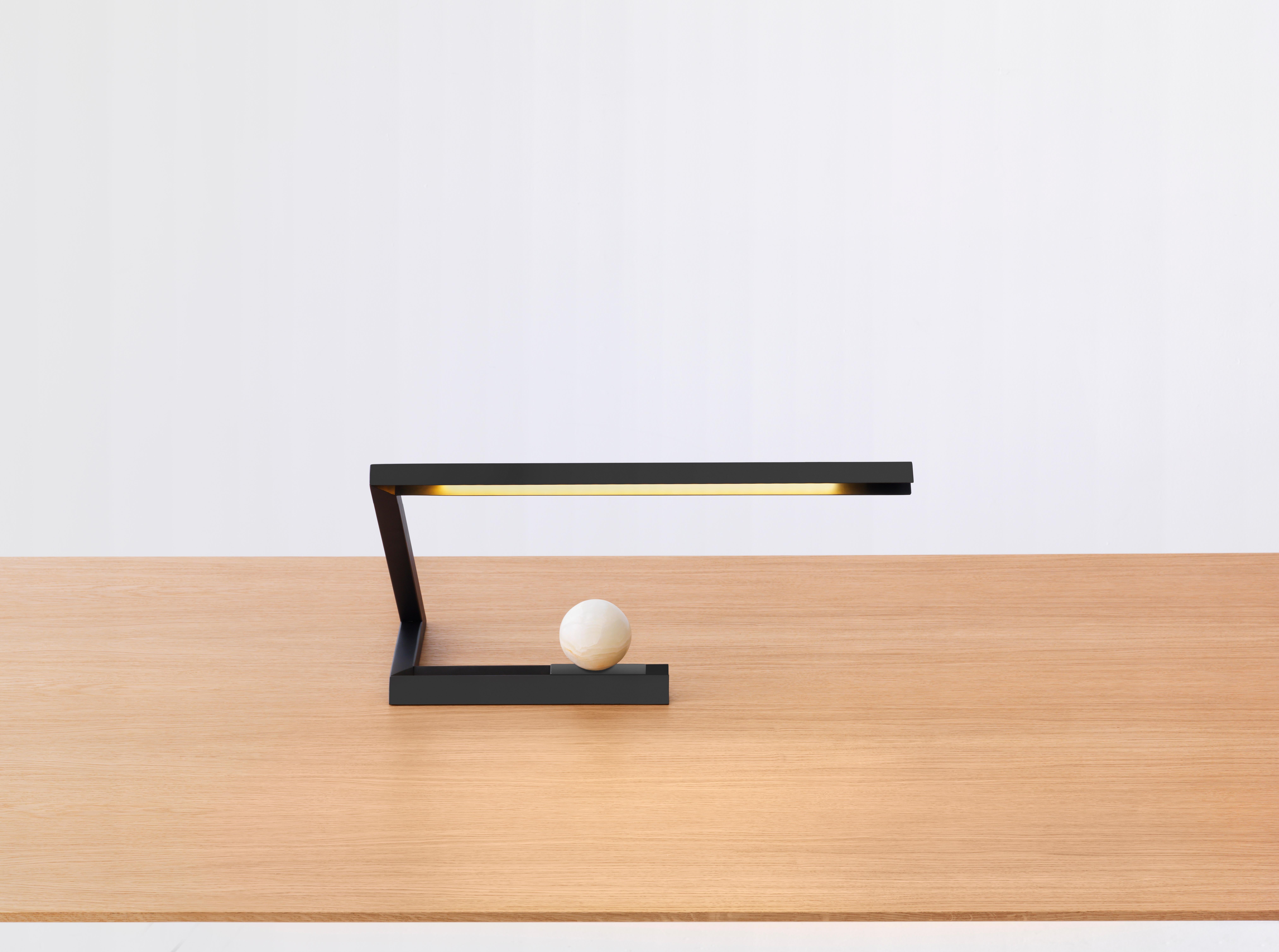 Nouvelle-Zélande Lampe à poser Oud en laiton par Resident en vente