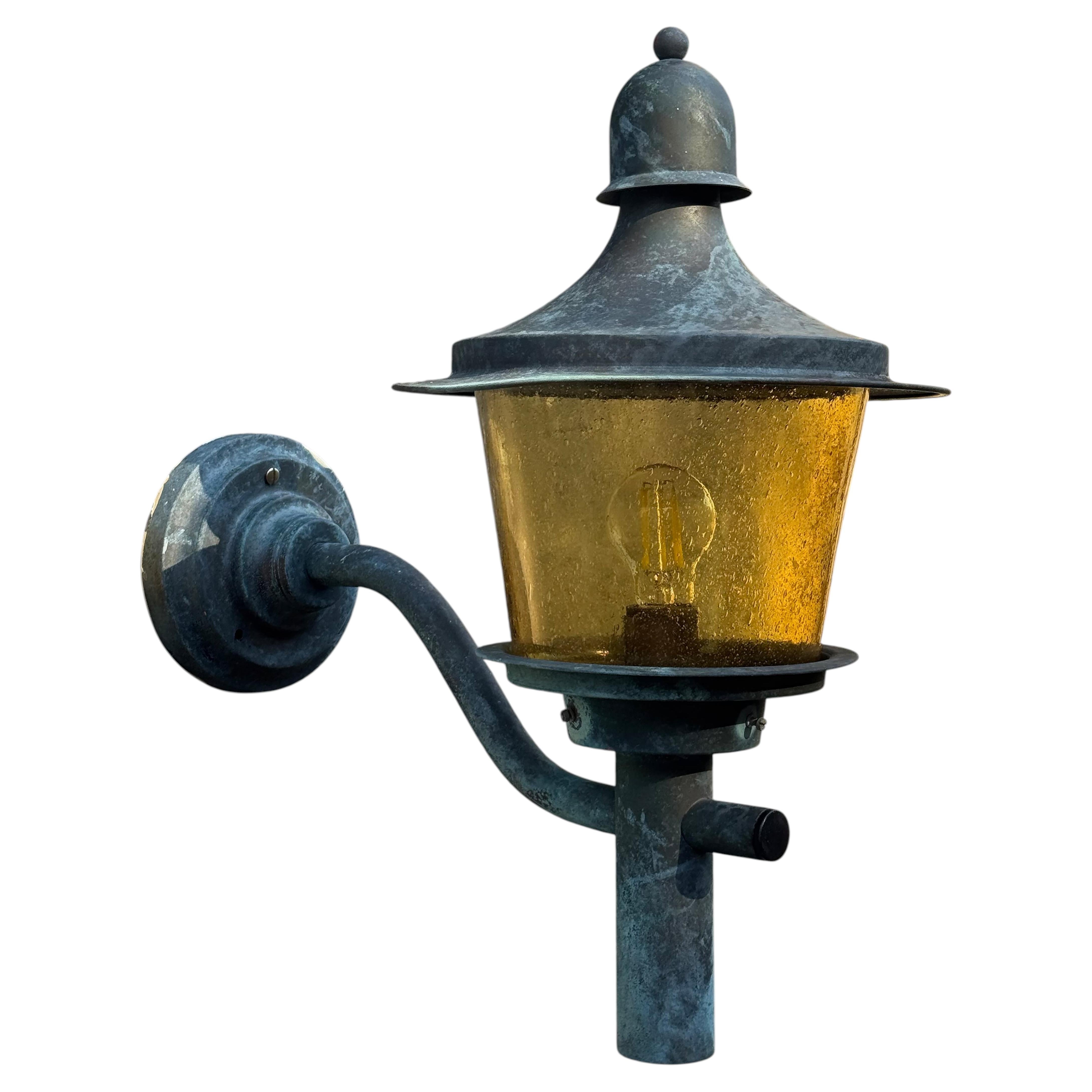 Lampade da parete da esterno in ottone con paralumi in vetro giallo