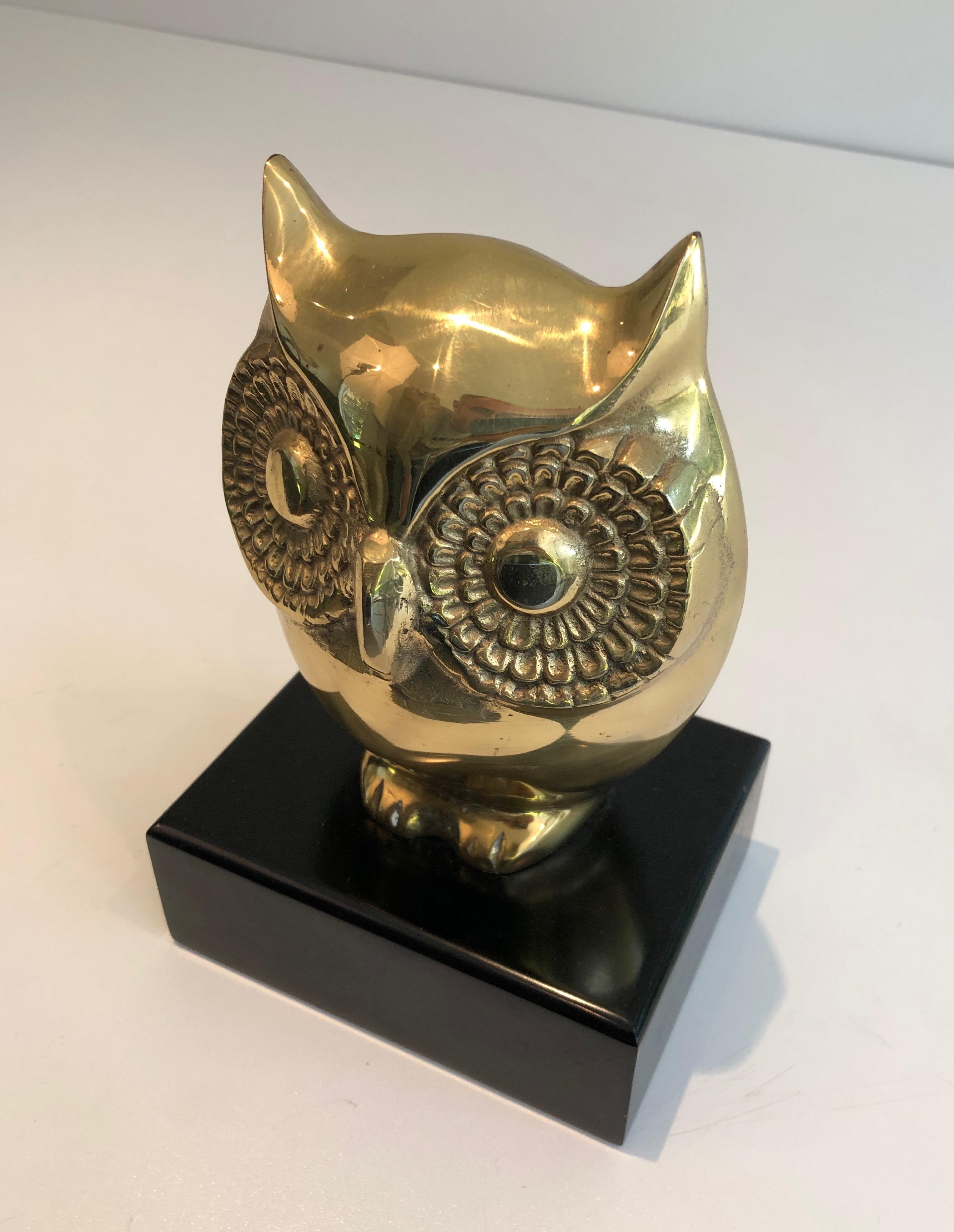 Brass Owl on Black Lacquered Wooden Stand, French, circa 1970 In Good Condition In Marcq-en-Barœul, Hauts-de-France