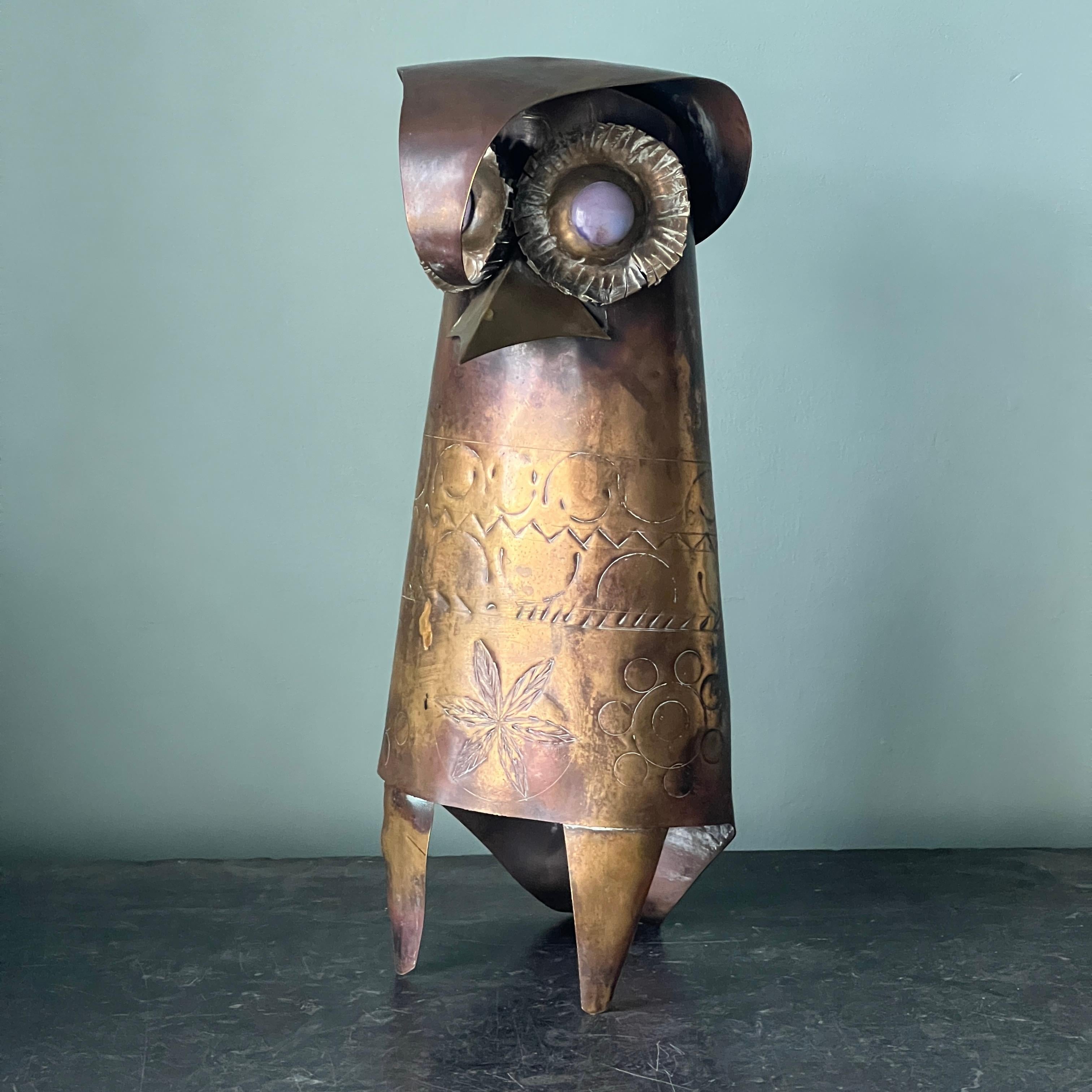 Sculpture de hibou en laiton d'Oswaldo Guayasamin (Équateur, 1919-1999). Voici une charmante sculpture de hibou en laiton réalisée par le célèbre artiste sud-américain Oswaldo Guayasamín. Cette pièce figurative met en valeur le savoir-faire de