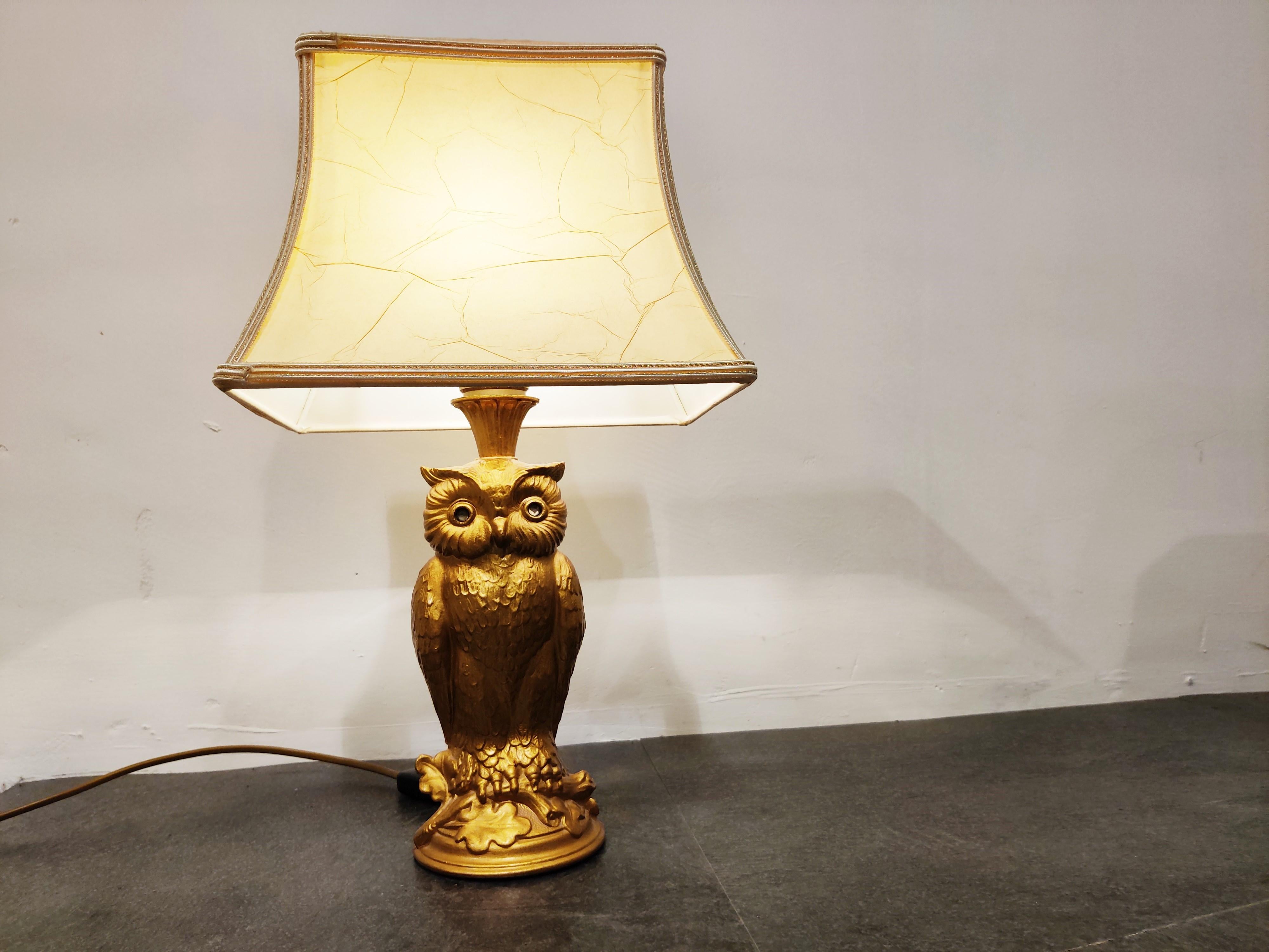 Charming sculptural brass owl lamp made by Loevsky & Loevsky and sold by Deknudt lighting company.

Works with a regular E27 light bulb.

Comes with a vintage lamp shade.

Loevsky & Loevsky produced these table lamps from the 1960s until the