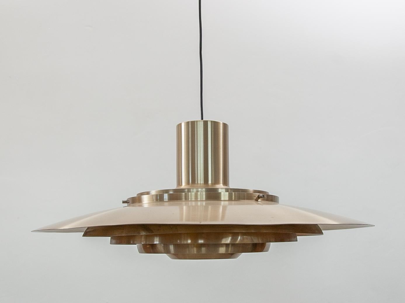 Scandinavo moderno P376 Ciondolo KF2 in ottone disegnato da Fabricius & Kastholm, anni '70 per Nordisk Solar in vendita
