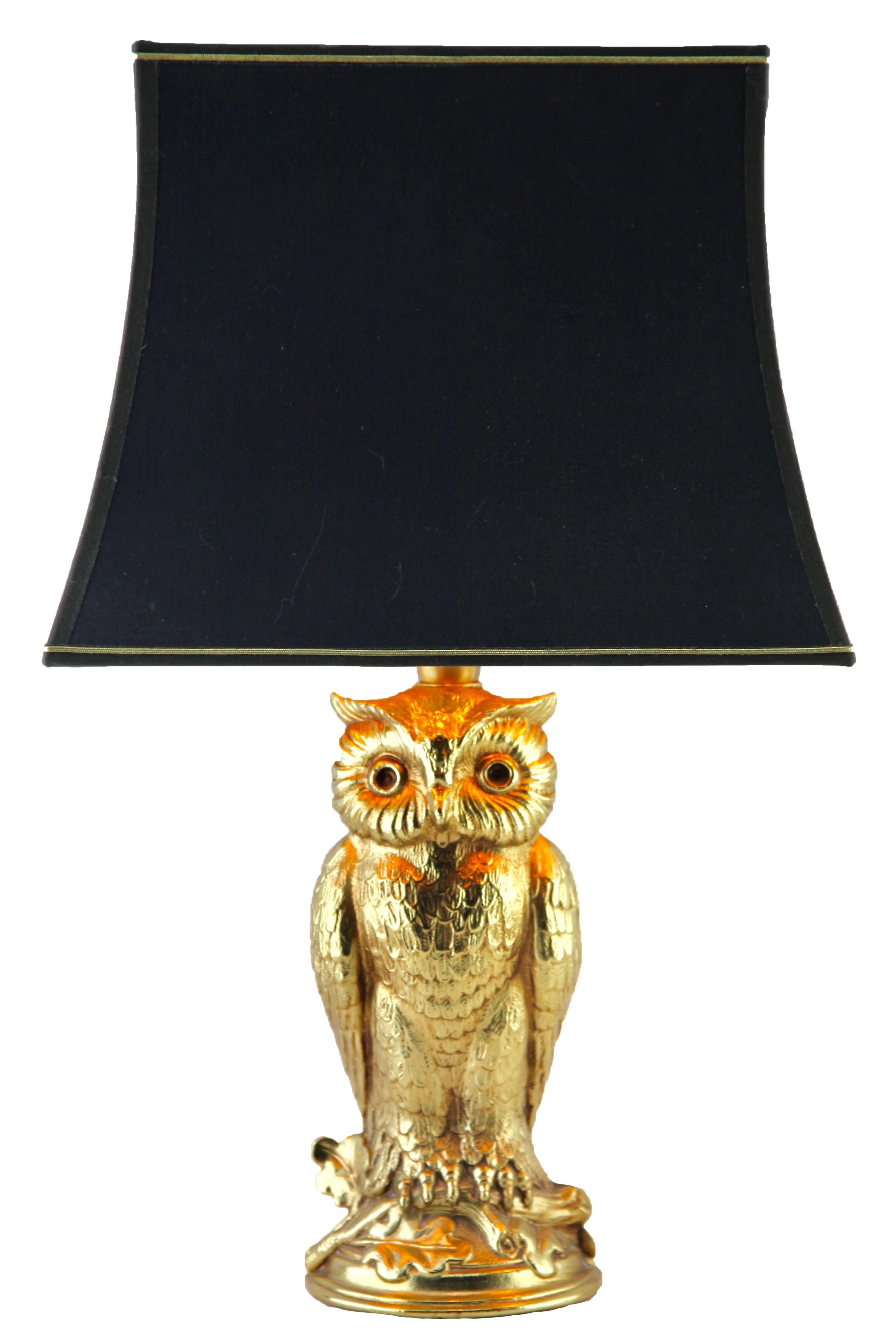 Charmante lampe hibou sculpturale en laiton réalisée par Loevsky & Loevsky et vendue par la société d'éclairage Deknudt. Loevsky & Loevsky a produit ces lampes de table des années 1960 aux années 1970. Ces lampes hibou ont été vendues par plusieurs