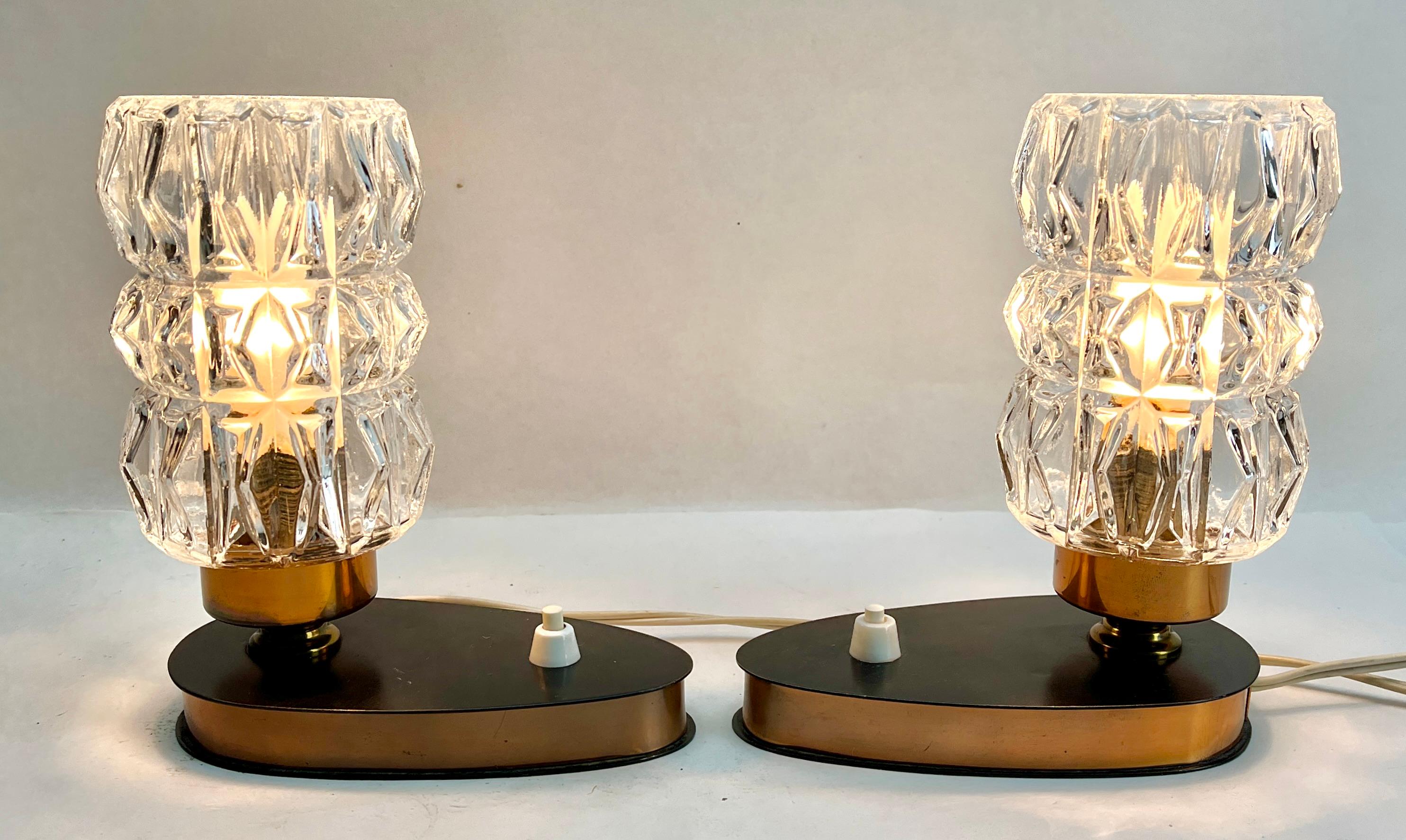 2er-Set Tisch- oder Schreibtischlampen aus Messing, hergestellt in Italien in den späten 1960er Jahren.
Die Lampe hat eine E14 Edison Schraubfassung.
Originelle Patina
In gutem Zustand und voll funktionsfähig.

Und sicher für den sofortigen Einsatz