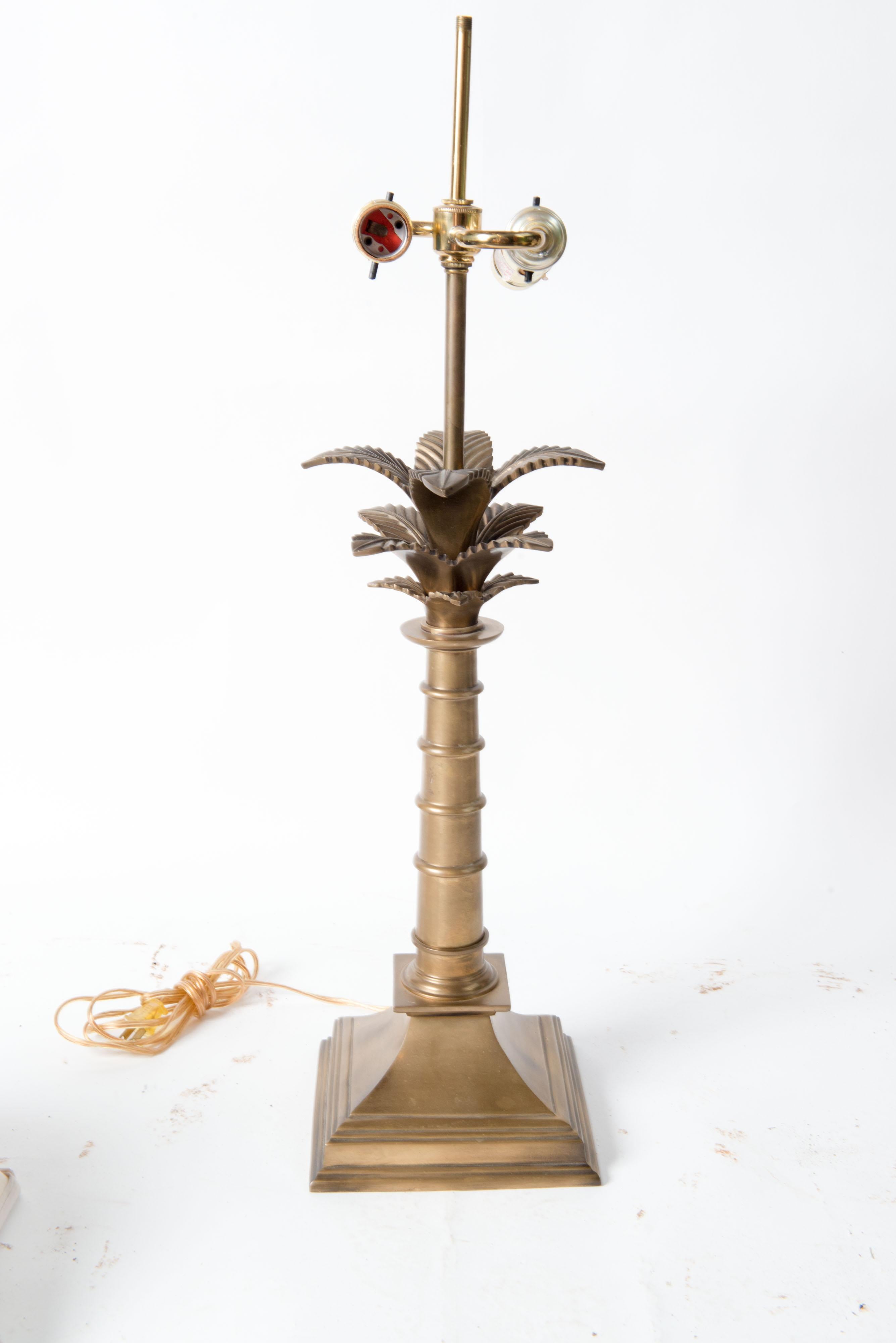 Américain Lampe palmier en laiton avec abat-jour par Chapman en vente