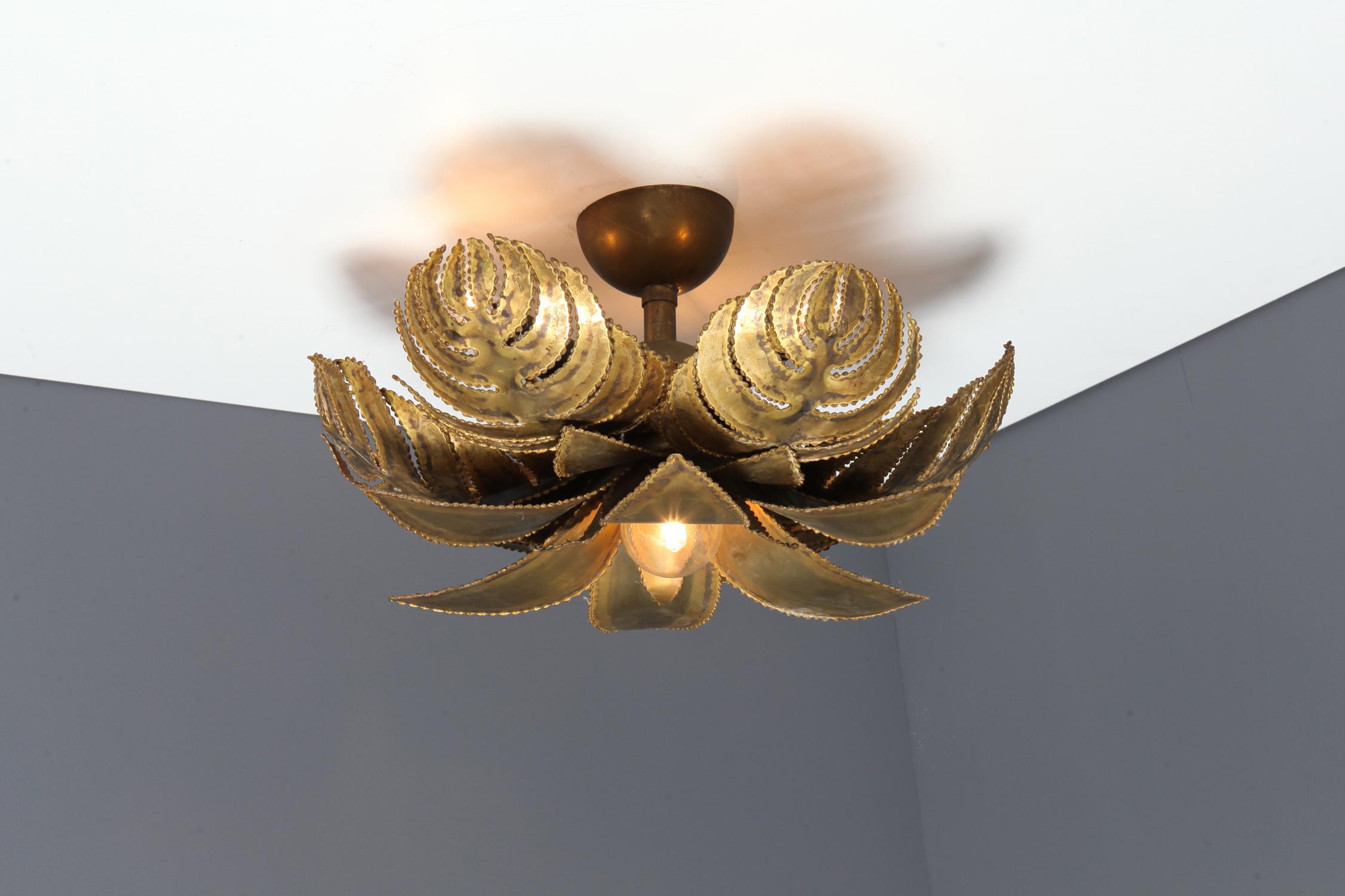 Hollywood Regency brass palm sconce by Maison Jansen, France 1970s
All brass fixtures with true age and patine. 

Can be used as a ceiling or wall fixture.
For now we have about ten pieces available
France, 1970s.




  