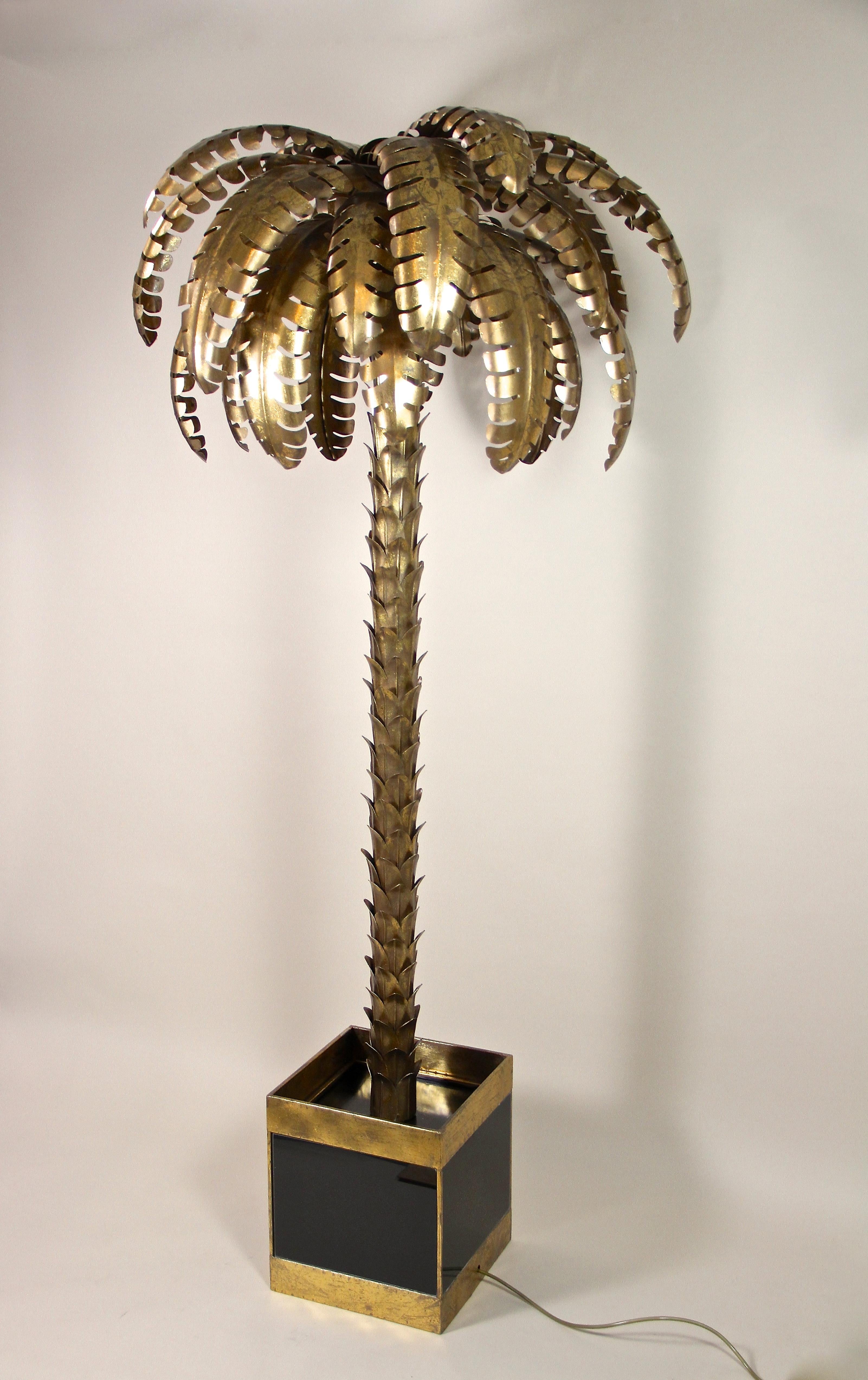 Remarquable lampadaire en forme de palmier de France attribué à la Maison Jansen. Élaboré en laiton dans les années 1970, ce lampadaire au design artistique est un véritable chef-d'œuvre. Ce lampadaire de style Hollywood Regency impressionne par sa