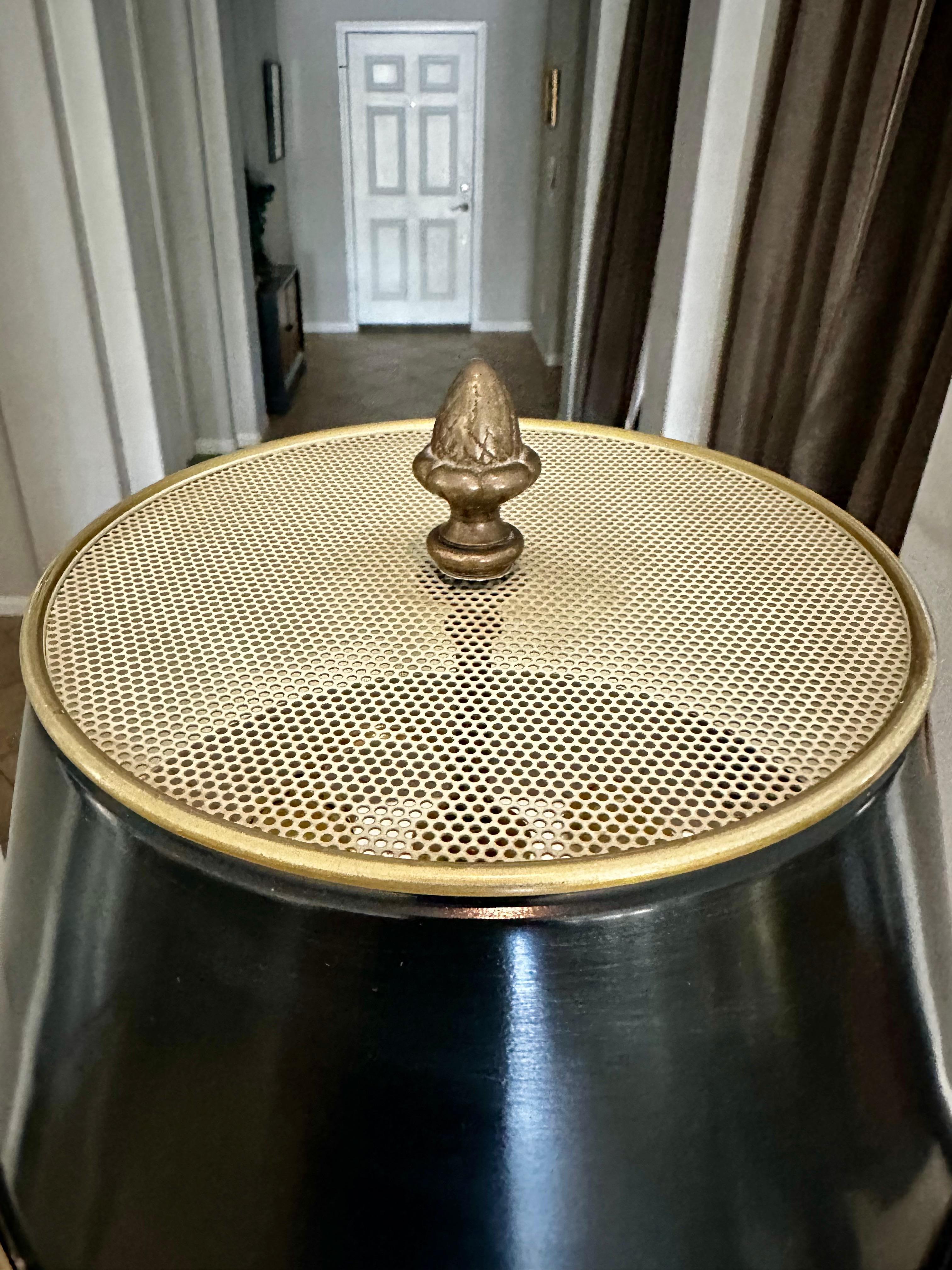 Lampe de table Bouillotte Tole en laiton avec palmier formé en vente 4