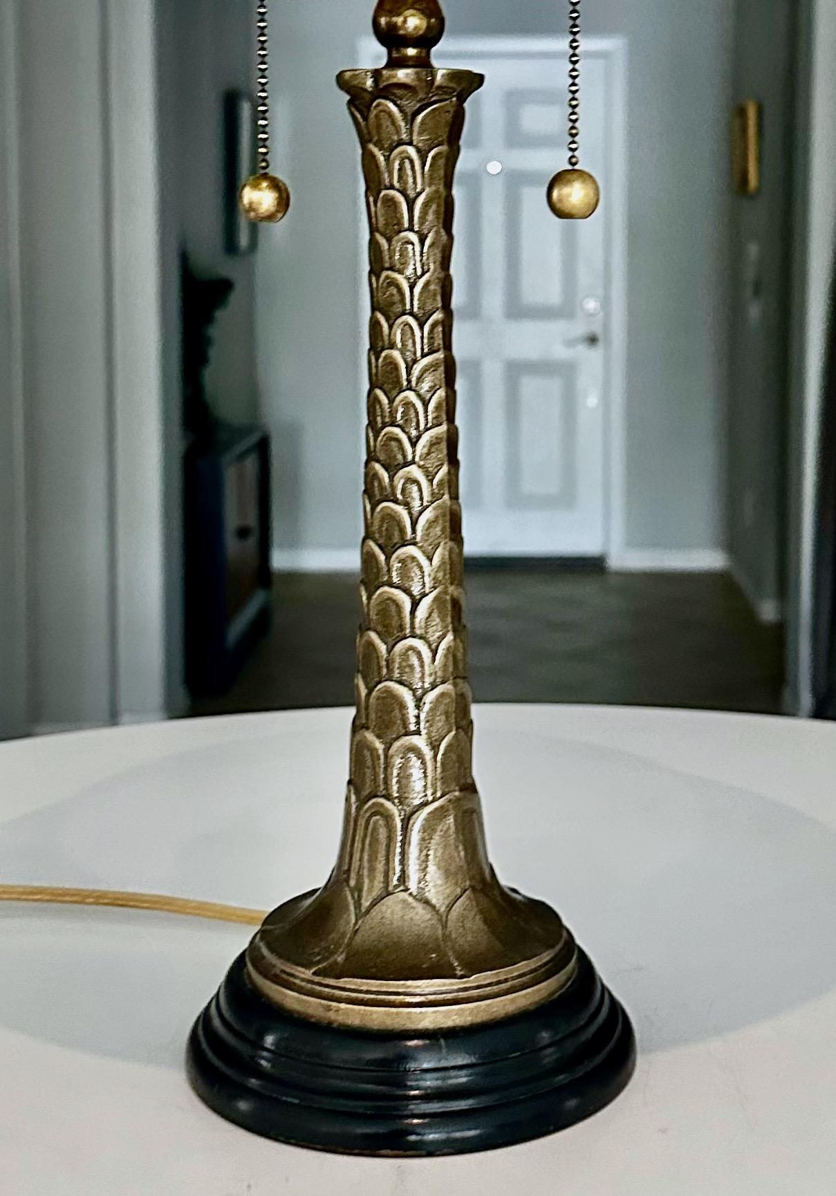 Lampe de table Bouillotte Tole en laiton avec palmier formé en vente 8