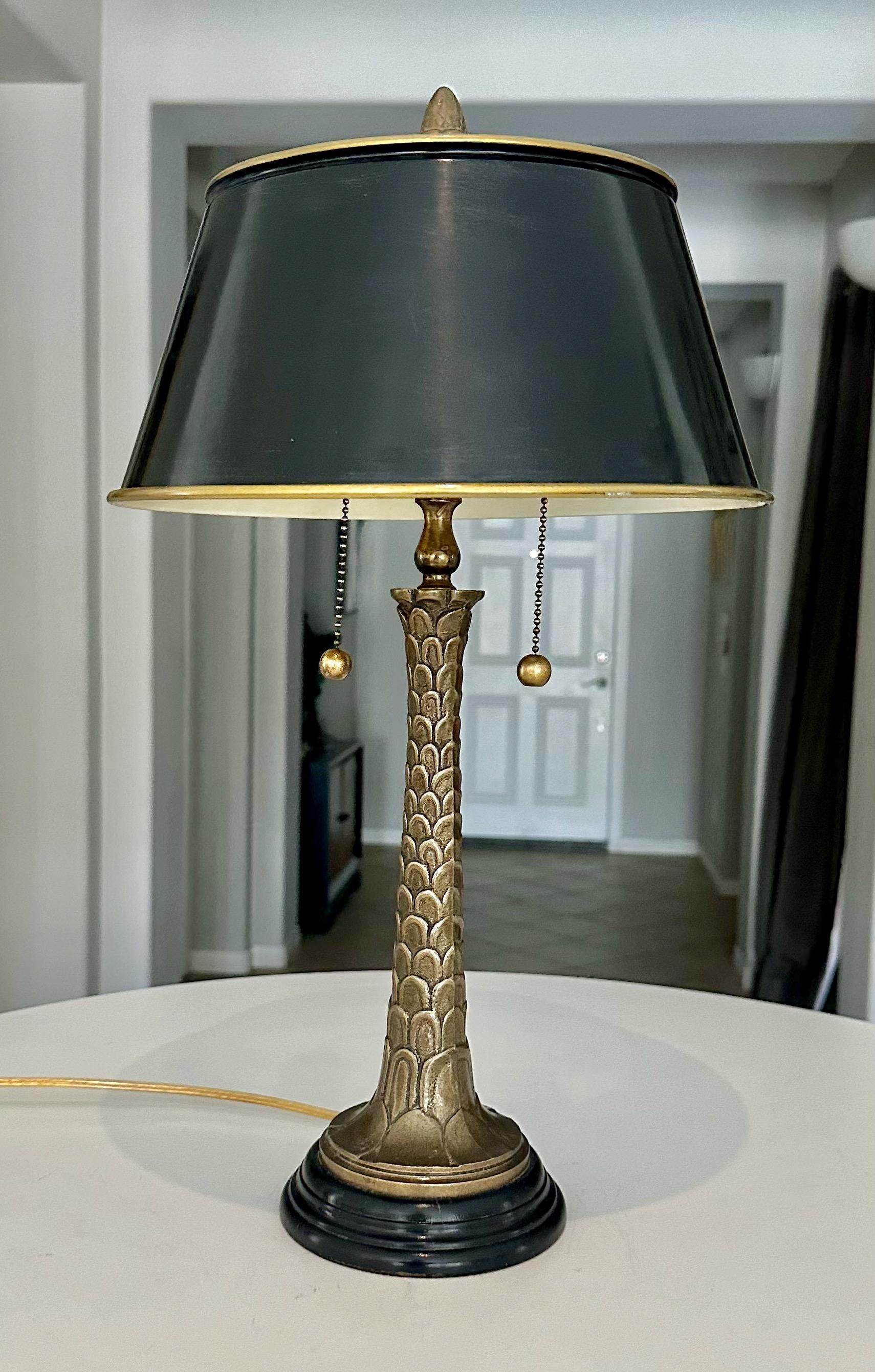 Lampe de table Bouillotte Tole en laiton avec palmier formé en vente 9