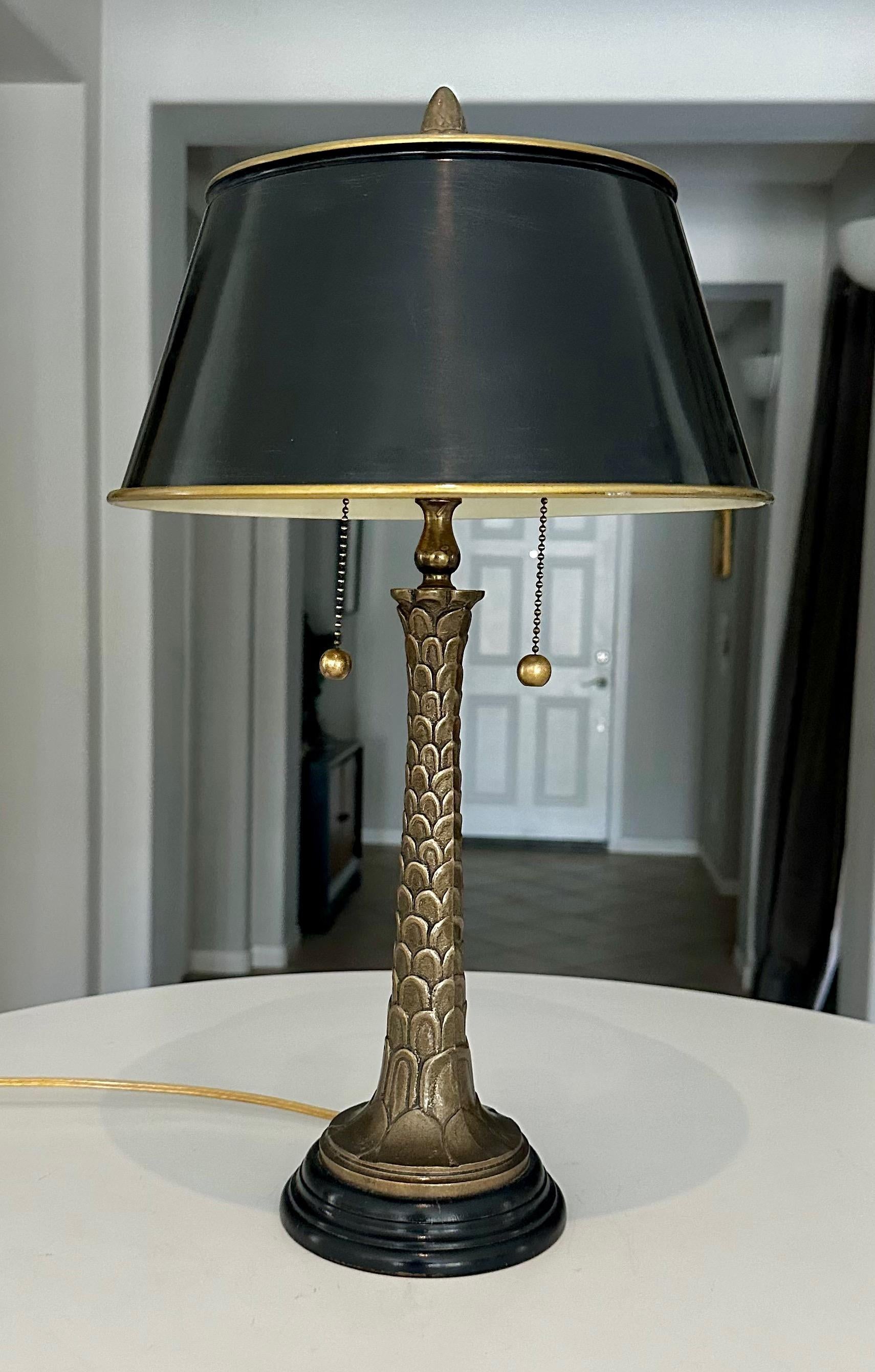 Lampe de table ou de bureau à 2 lumières en laiton avec motif de palmier et abat-jour en tole noir. La hauteur totale jusqu'au sommet de l'abat-jour est de 18