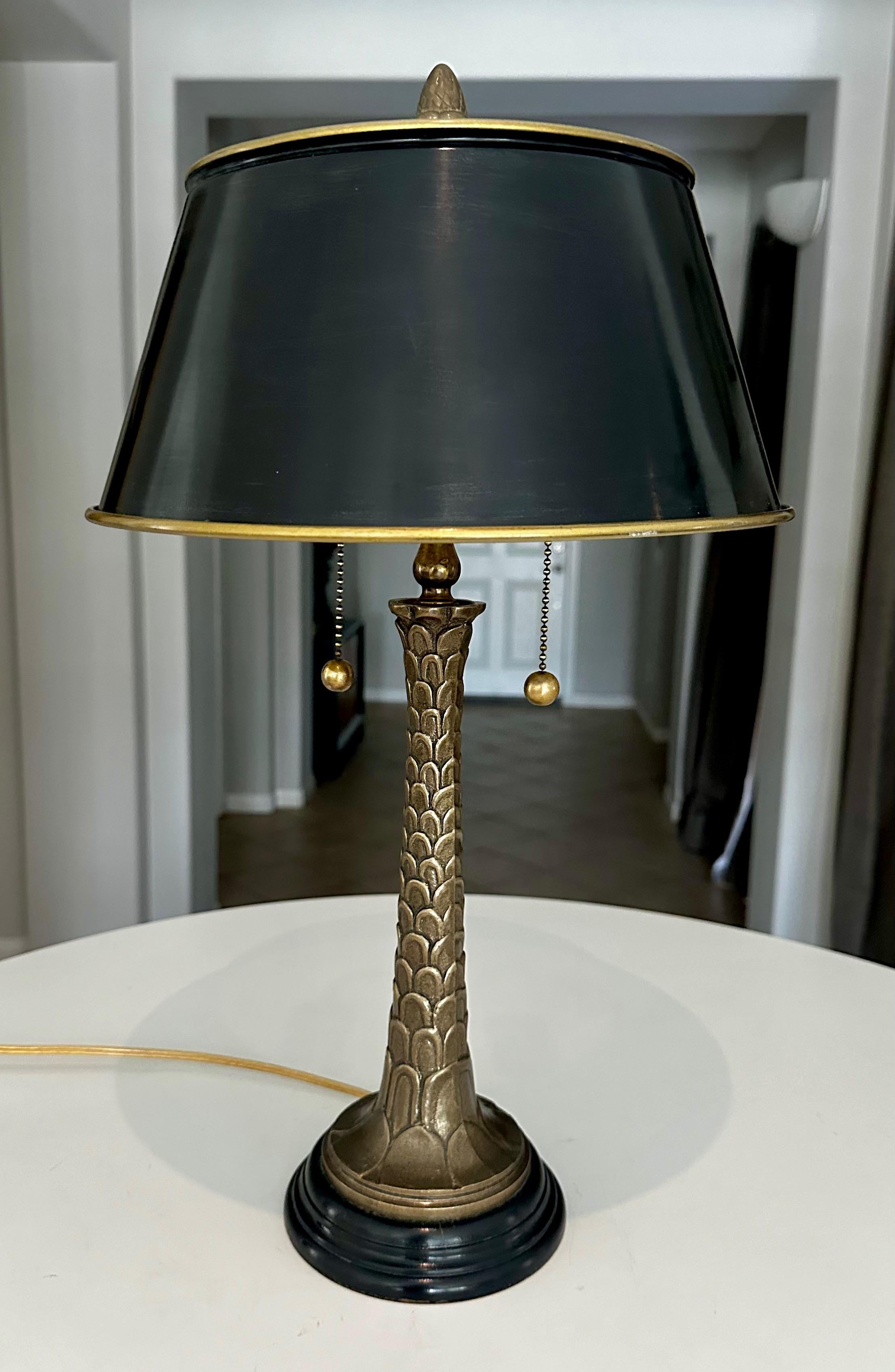 Américain Lampe de table Bouillotte Tole en laiton avec palmier formé en vente
