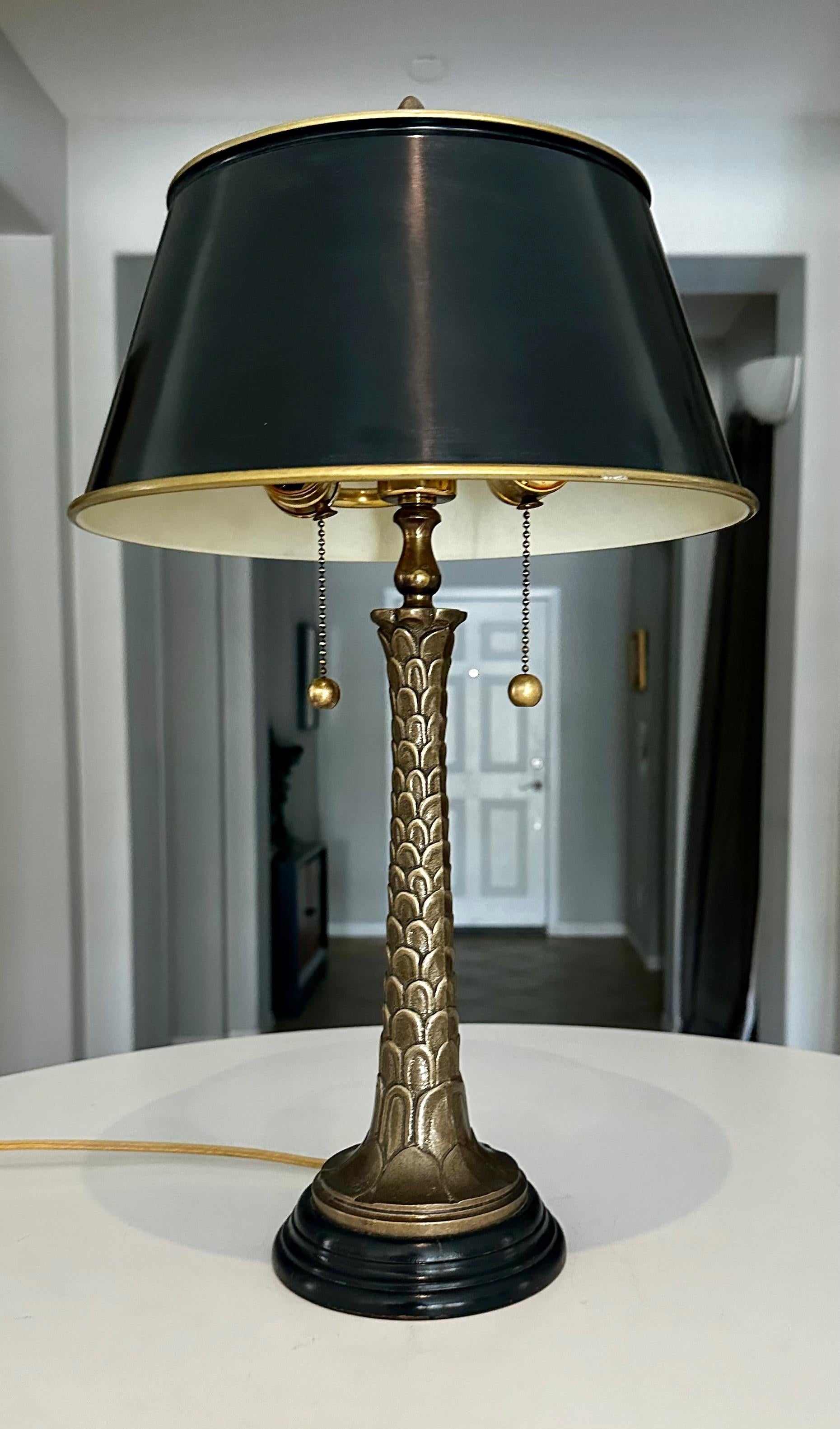 Lampe de table Bouillotte Tole en laiton avec palmier formé Bon état - En vente à Palm Springs, CA