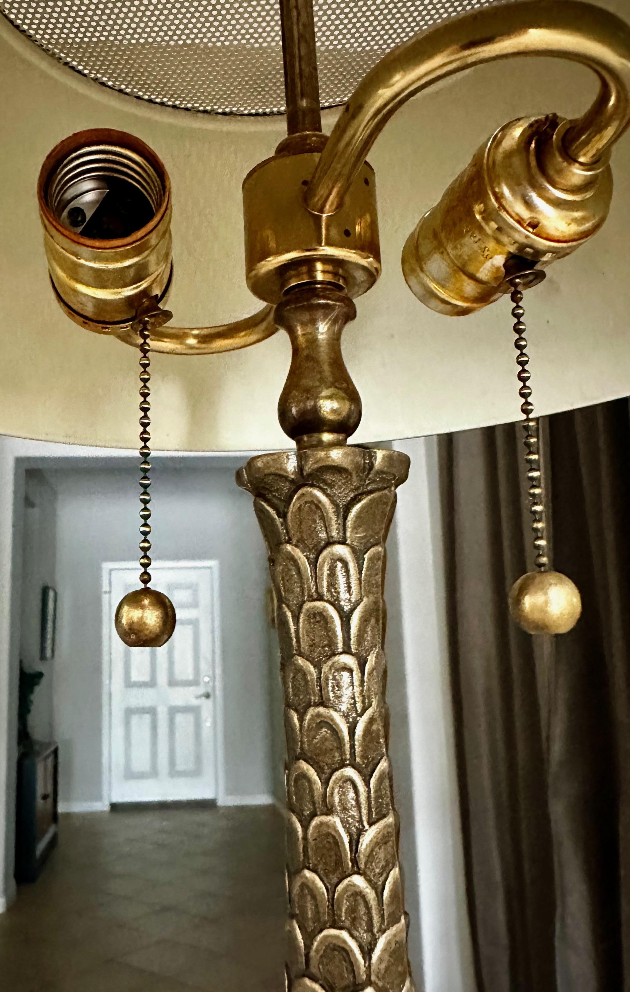 Lampe de table Bouillotte Tole en laiton avec palmier formé en vente 2