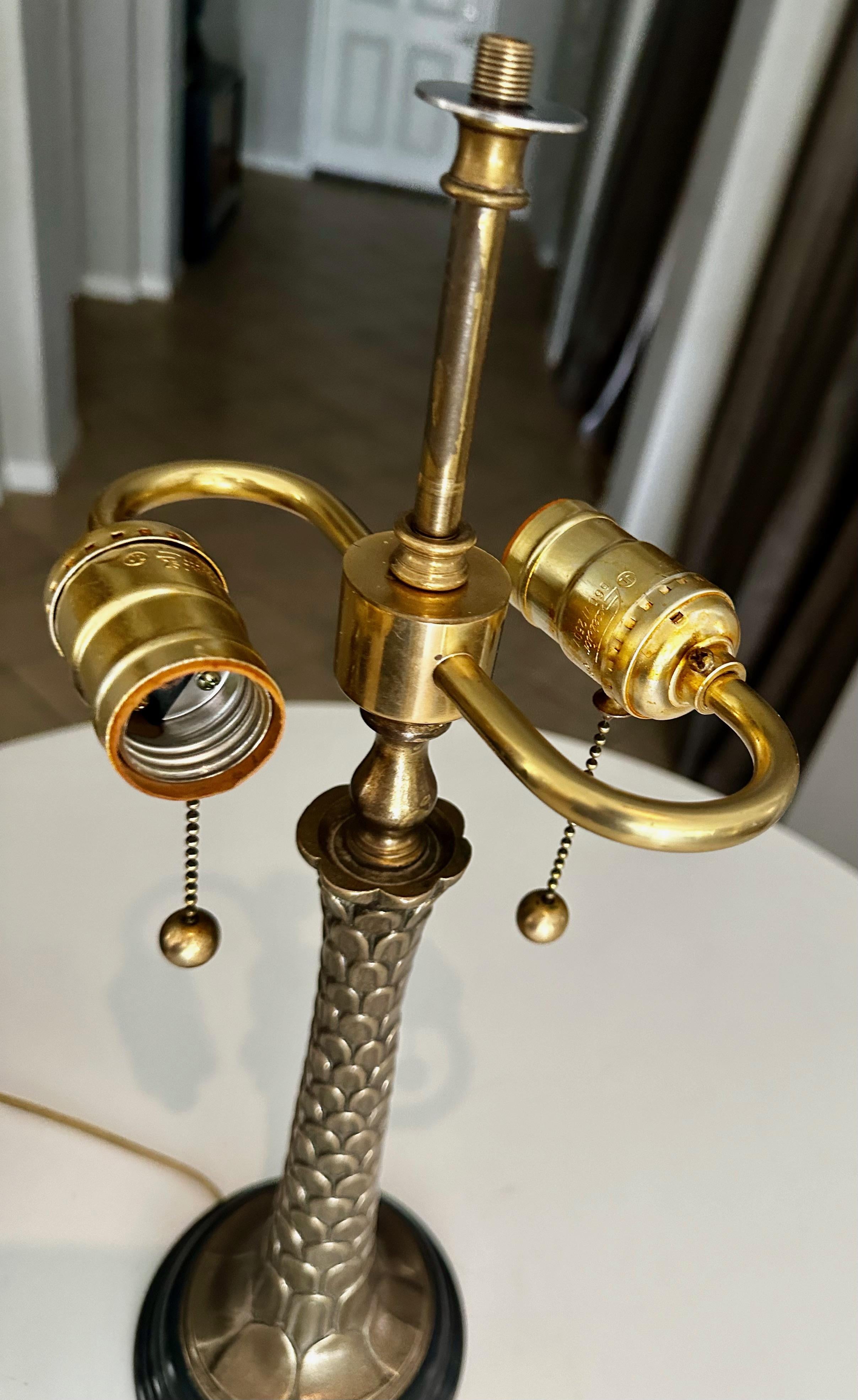 Lampe de table Bouillotte Tole en laiton avec palmier formé en vente 3