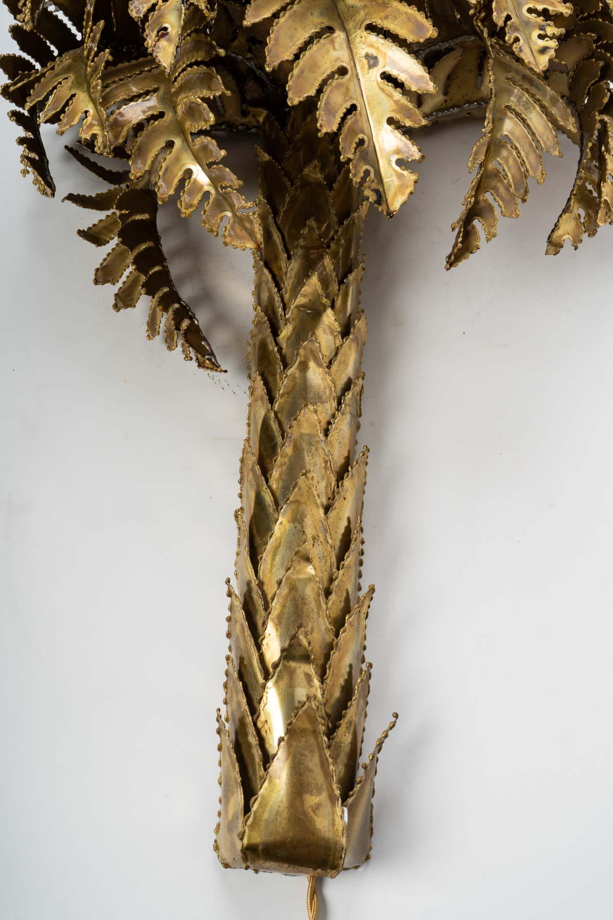 Brass palm tree wall lamp, 20th century, 2 lights.
Measures: H 67 cm, W 47 cm, D 25 cm.