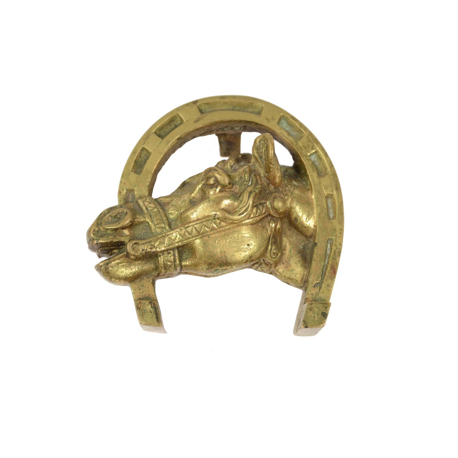 Paperweight made of lost wax casting brass depicting a horse's head, English manufacture of the 1930s. Good condition. Measures: cm 10 x 10 H 5.
Shipping is insured by Lloyd's London; our gift box is free (look at the last picture).
  