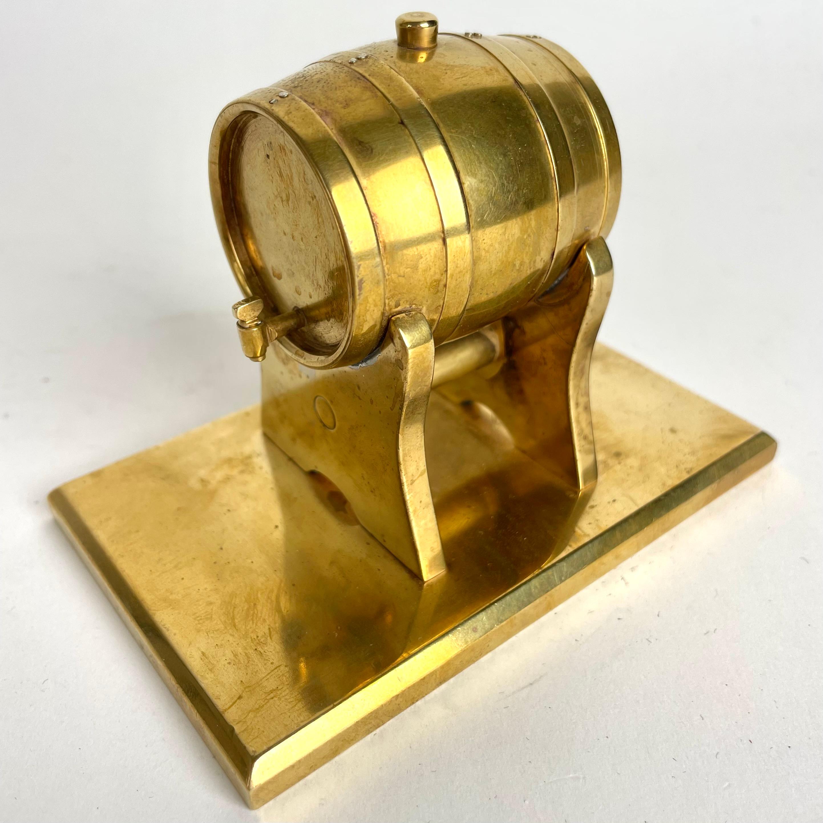 Elegante e solido fermacarte in ottone a forma di barile di whisky con rubinetto e supporto, probabilmente dell'inizio del XX secolo.

Usura coerente con l'età e l'uso 