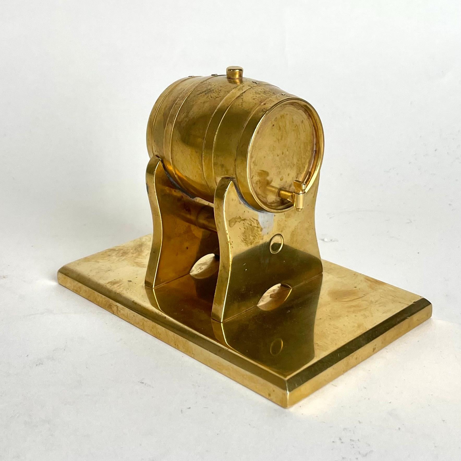 Fermacarte in ottone a forma di barile di whisky dei primi del Novecento In condizioni buone in vendita a Knivsta, SE
