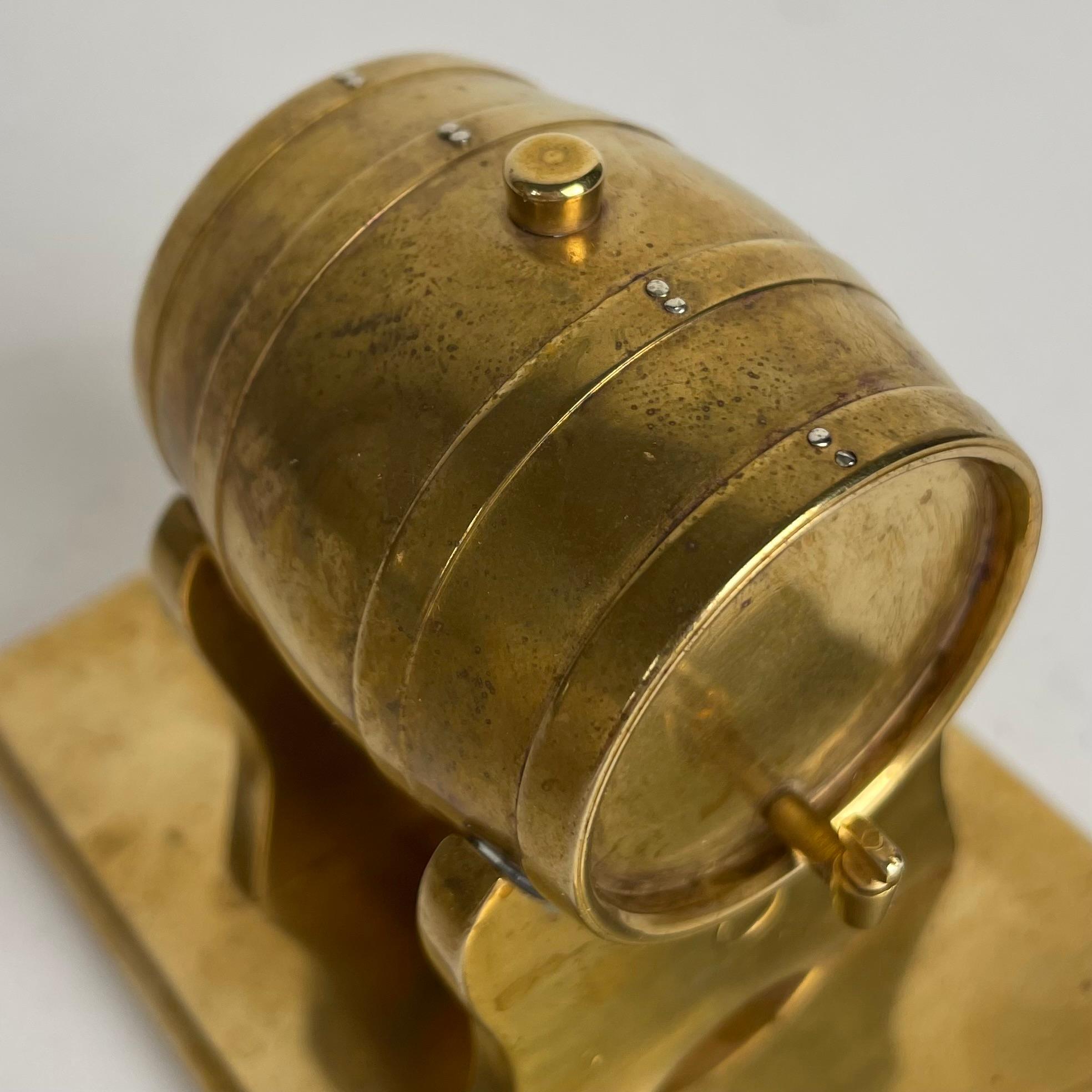 Fermacarte in ottone a forma di barile di whisky dei primi del Novecento in vendita 2