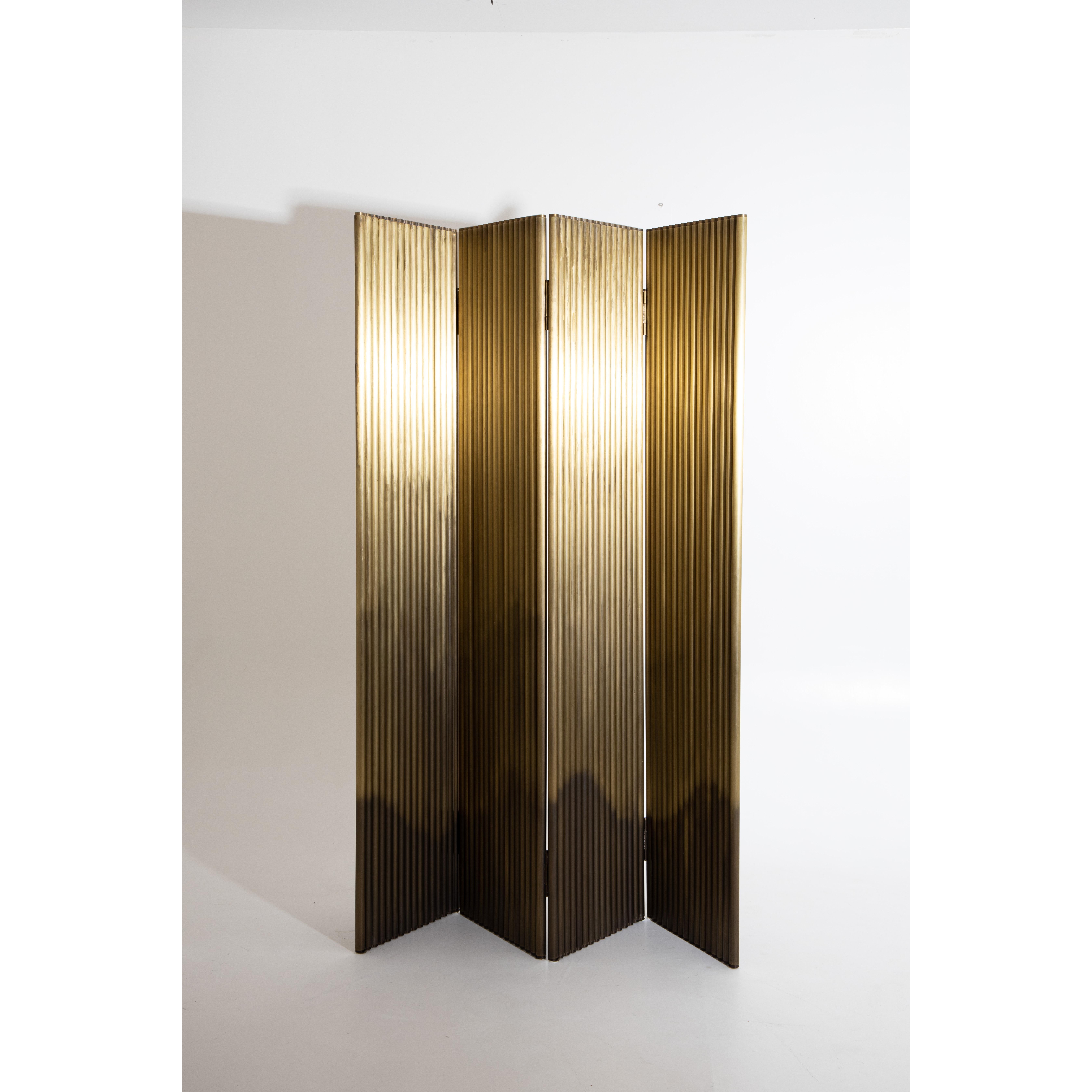 Three-part, solid screen made of brass rods and different shades. Very good, heavy quality.