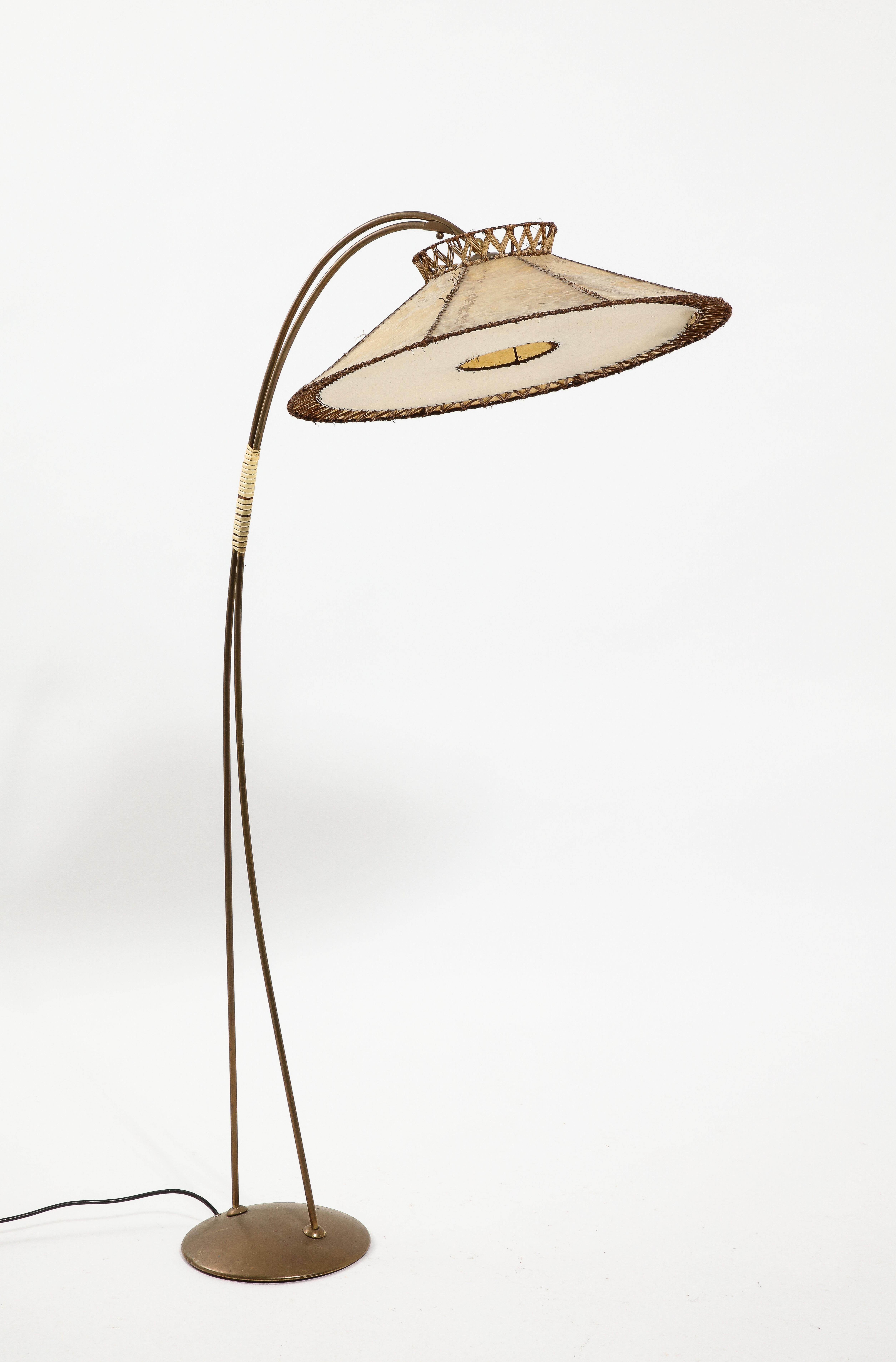Lámpara de pie de latón y pergamino, Italia Años 60 en Bueno estado para la venta en New York, NY