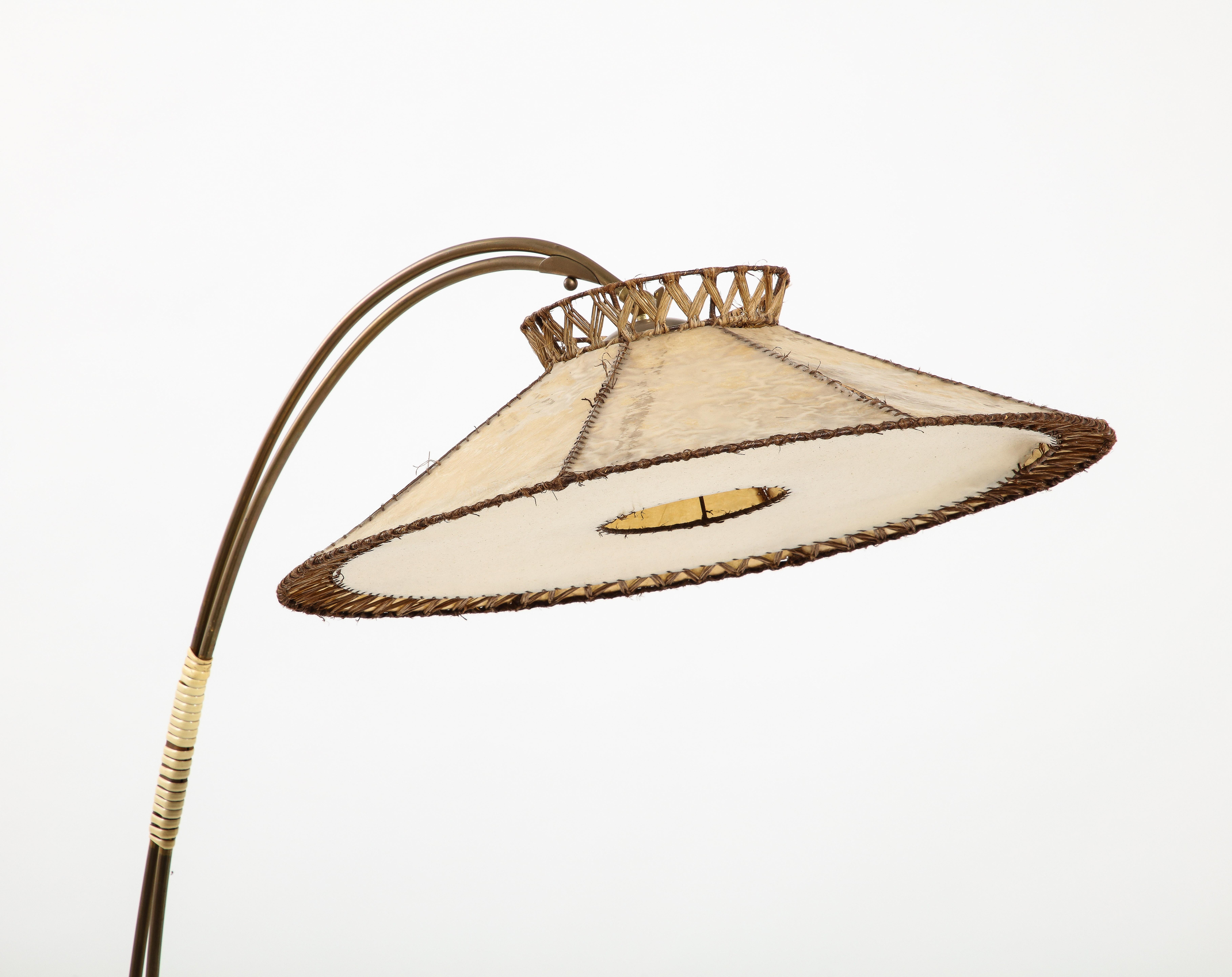 Lámpara de pie de latón y pergamino, Italia Años 60 siglo XX en venta