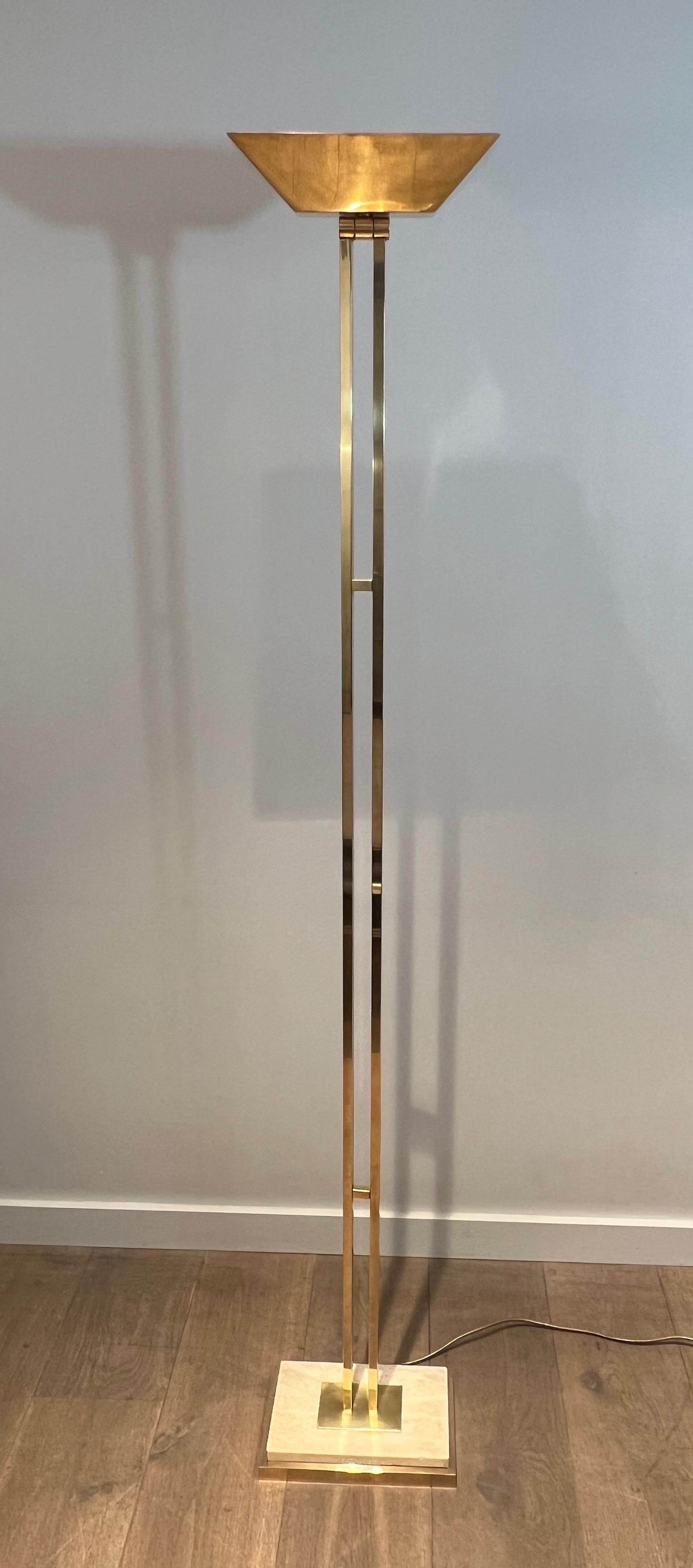 Diese sehr schöne und elegante Stehleuchte ist aus Messing mit verstellbarem Reflektor auf einem Sockel aus Travertin und Messing. Dies ist ein französisches Werk. CIRCA 1970
