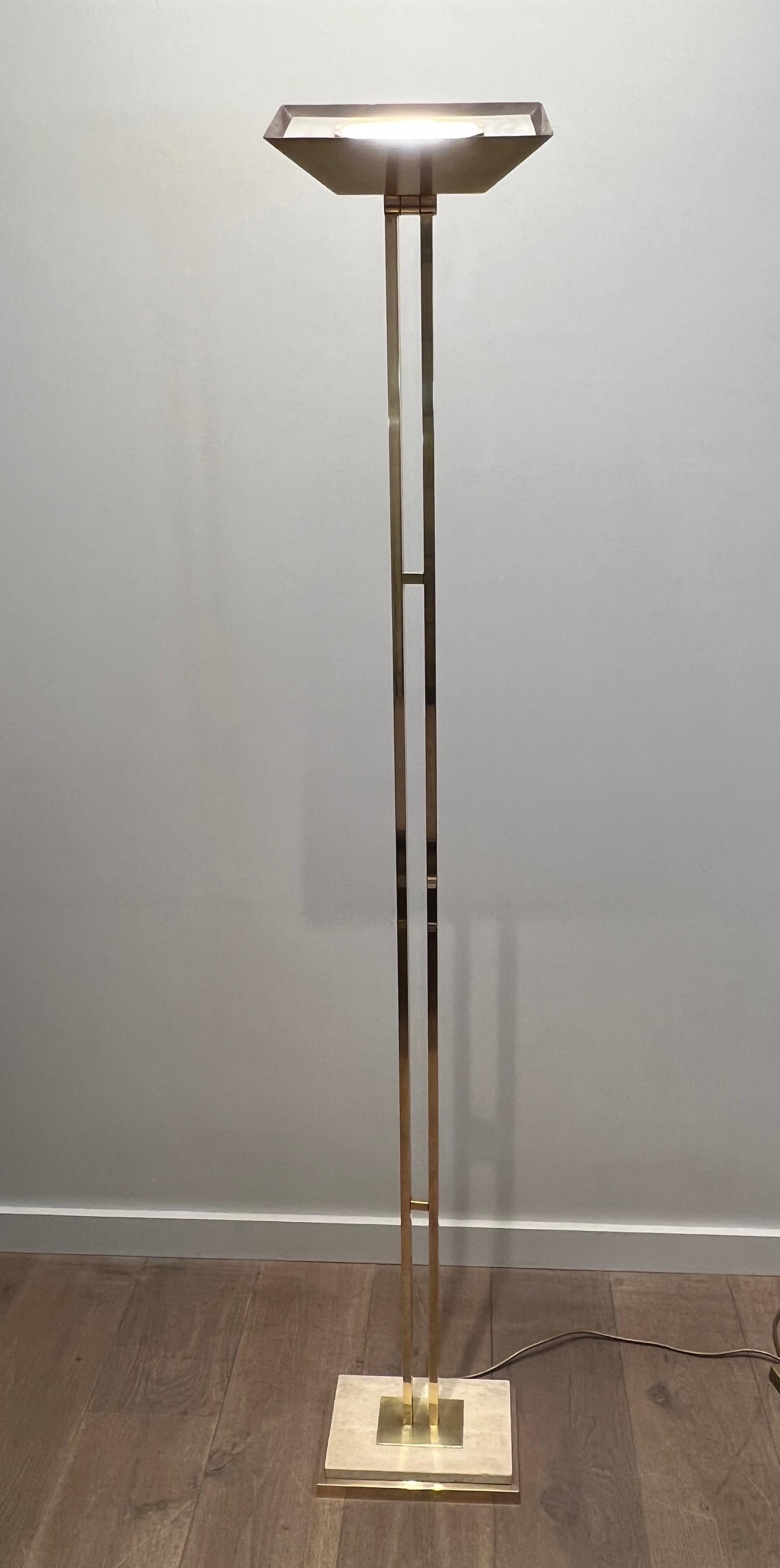 Brass Parquet Floor Lamp on a Travertine Base In Good Condition For Sale In Marcq-en-Barœul, Hauts-de-France