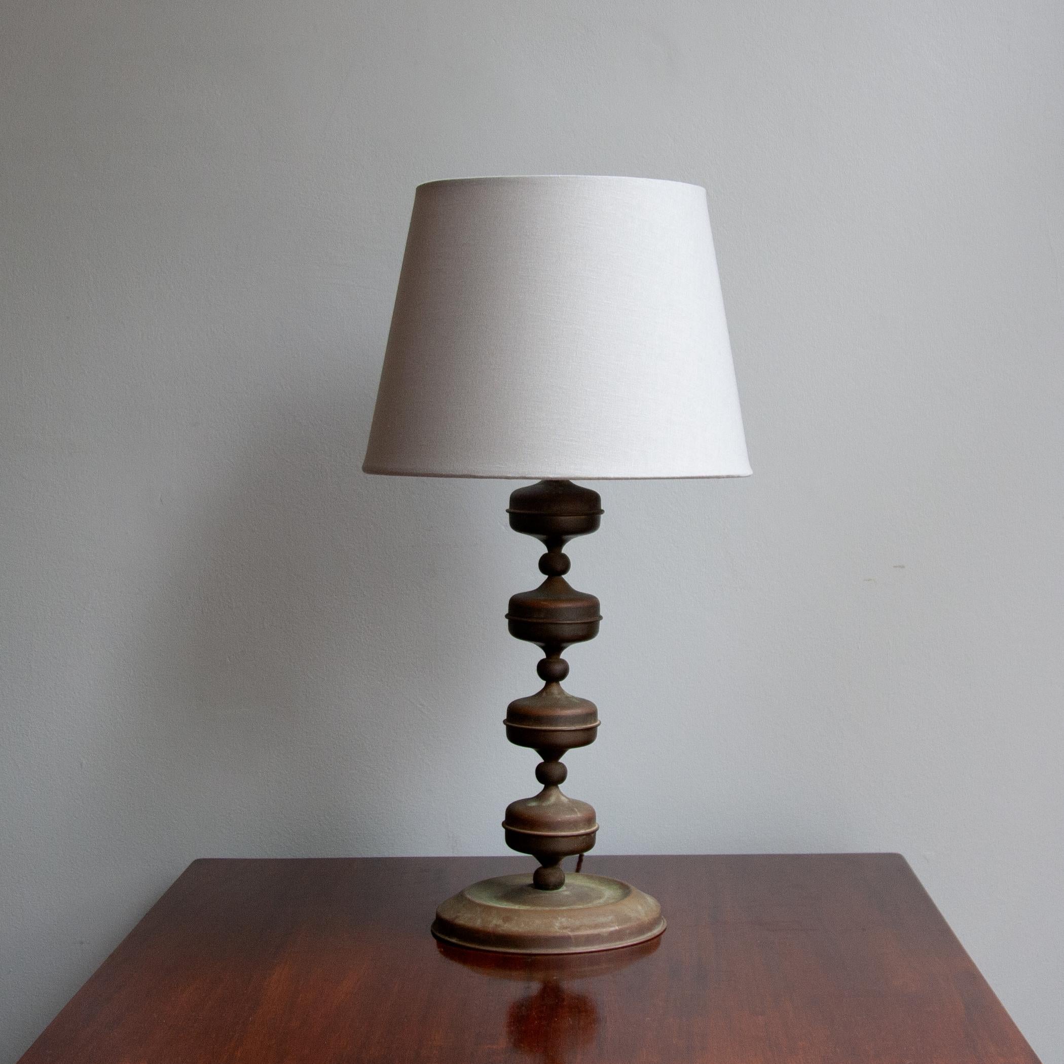 Description:

This beautifully rippled brutalist table lamp, made with a warm patinated brass, will add some incredibly rhythmic structure to your room. It’s well-proportioned design and matt finish creates some real architectural interest, and