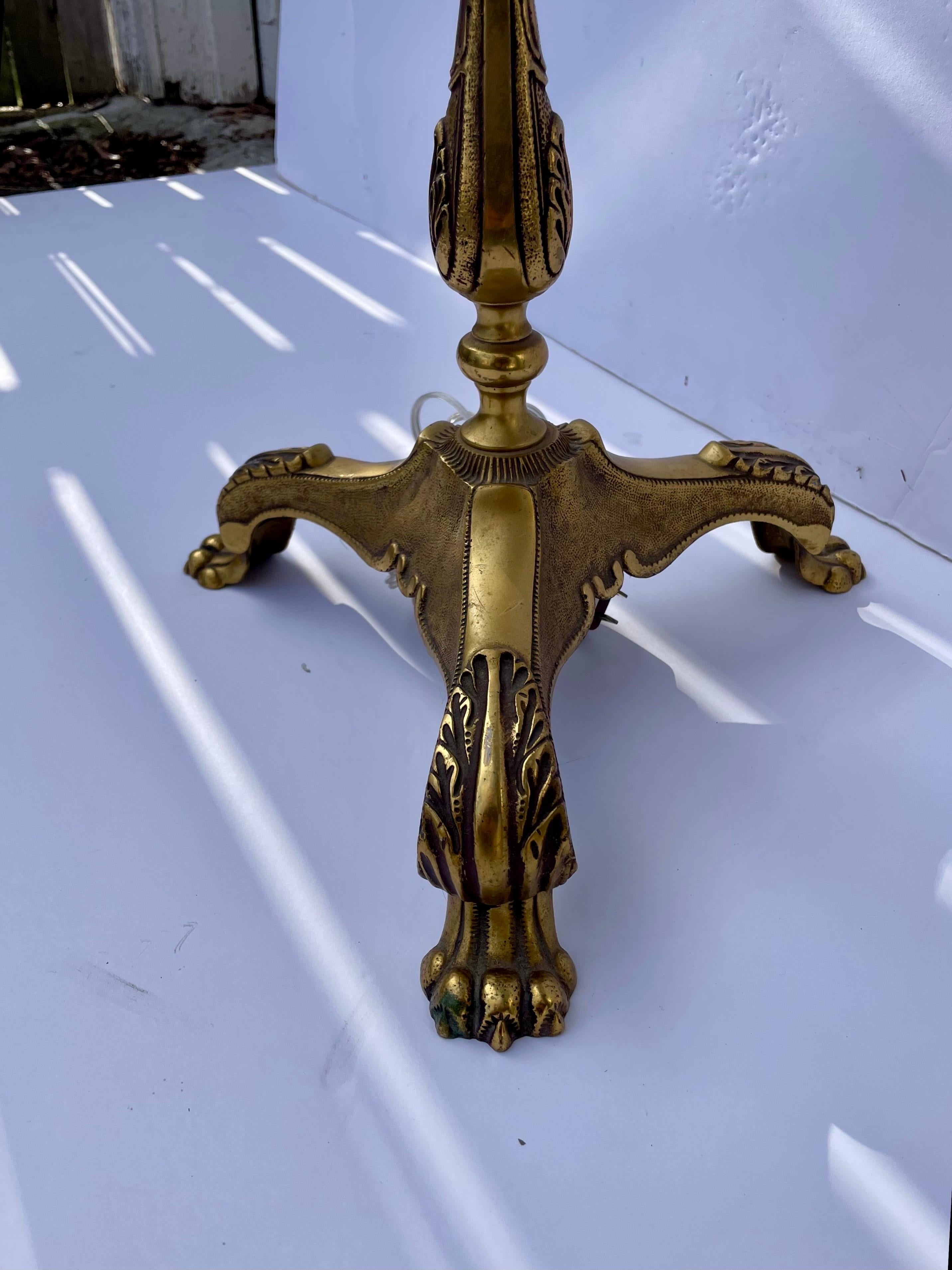 Lampada da terra con piede a zampa in ottone in vendita 4