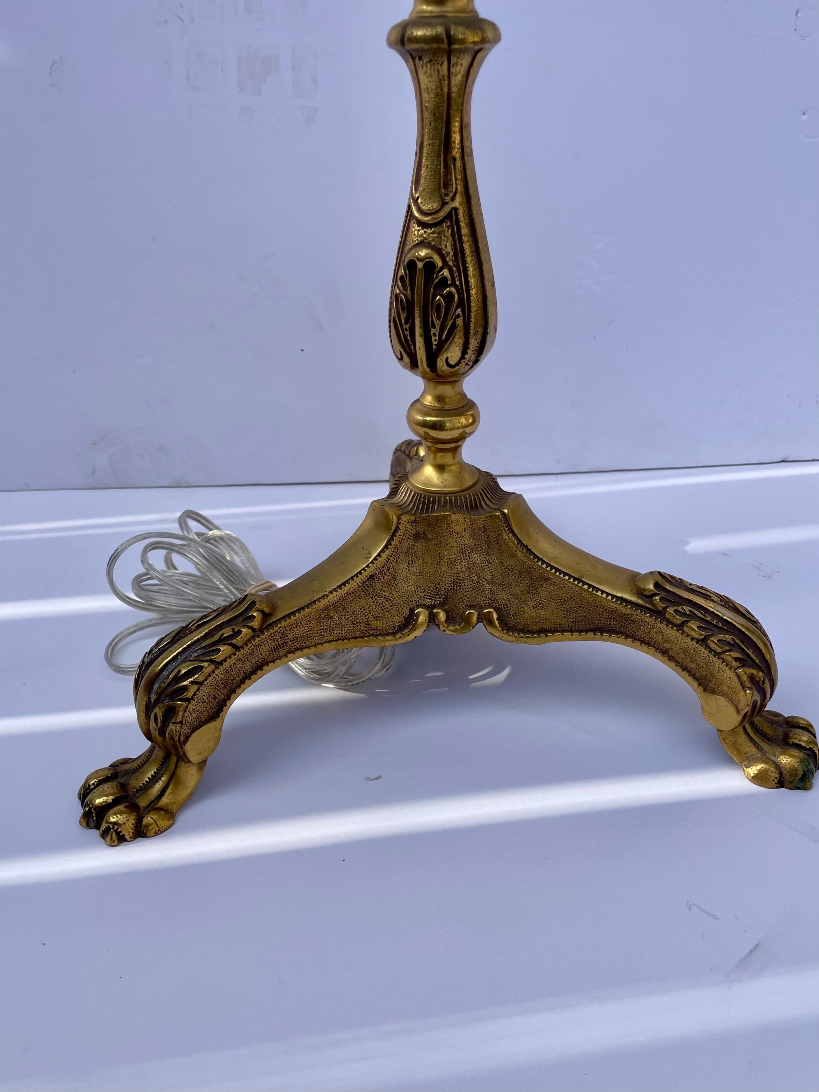 Lampada da terra a piede di zampa in ottone riportata negli Stati Uniti dalla Germania negli anni '70. La lampada da terra è stata ricablata con filo argentato trasparente e presa in ottone. Ottime condizioni vintage con patina originale. Pronto
