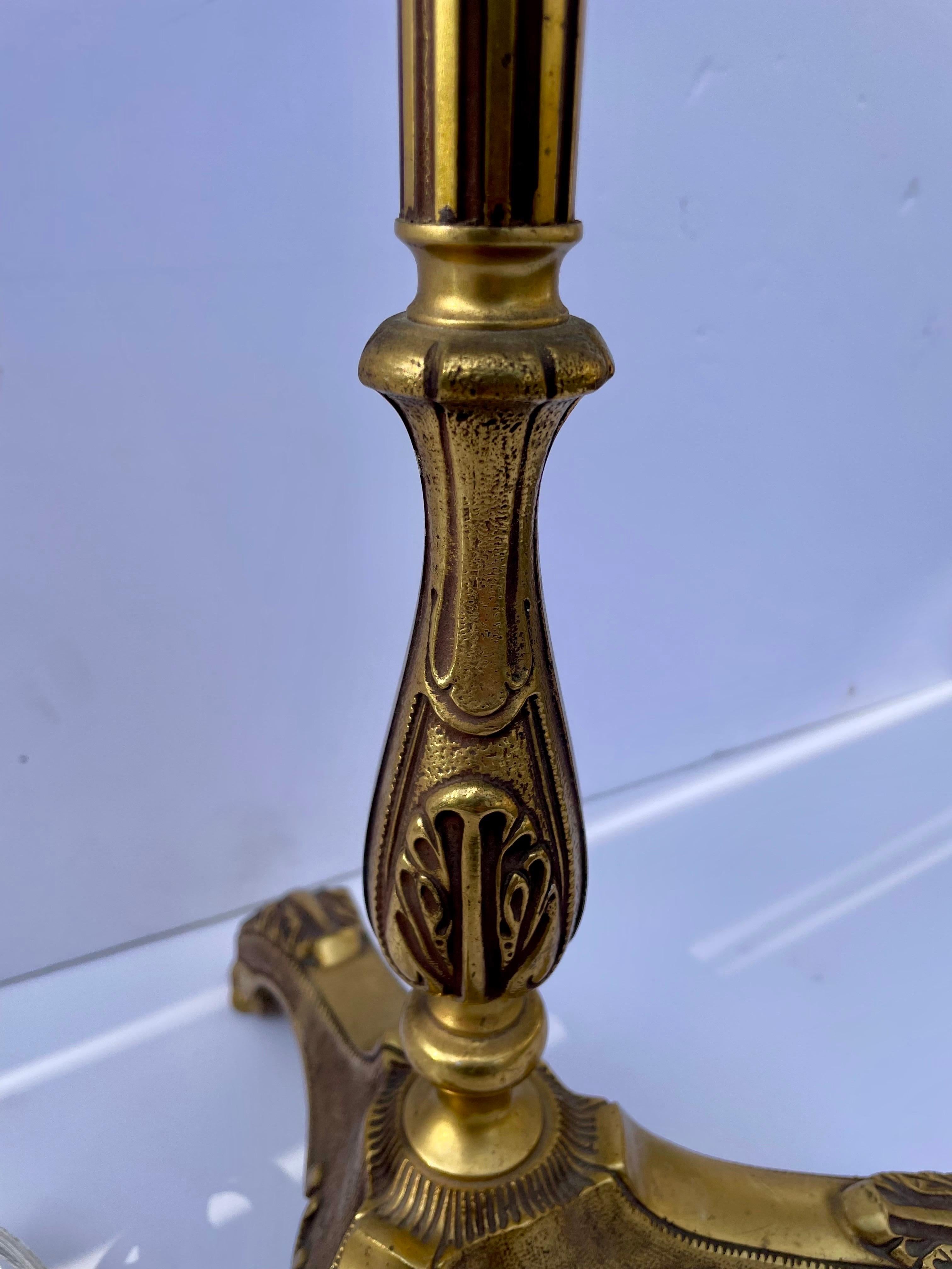 Lampada da terra con piede a zampa in ottone In condizioni buone in vendita a New York, NY
