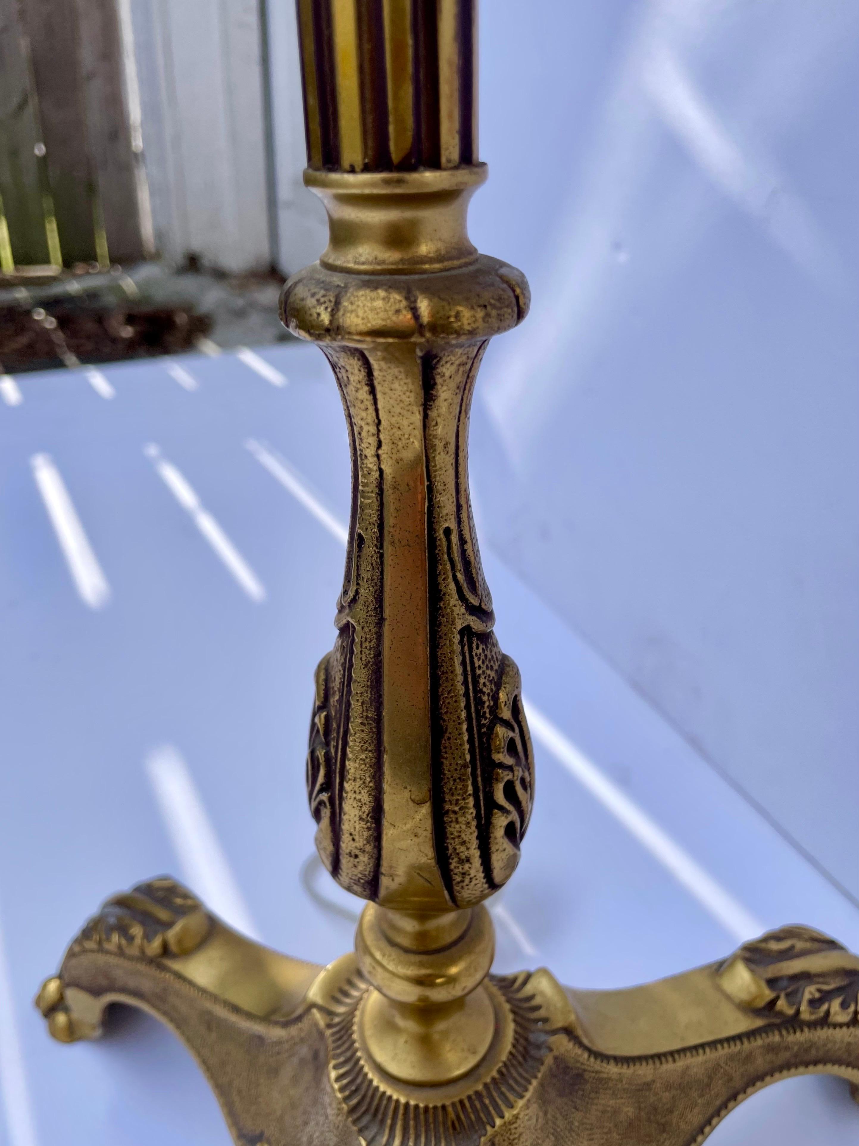 Lampada da terra con piede a zampa in ottone in vendita 1
