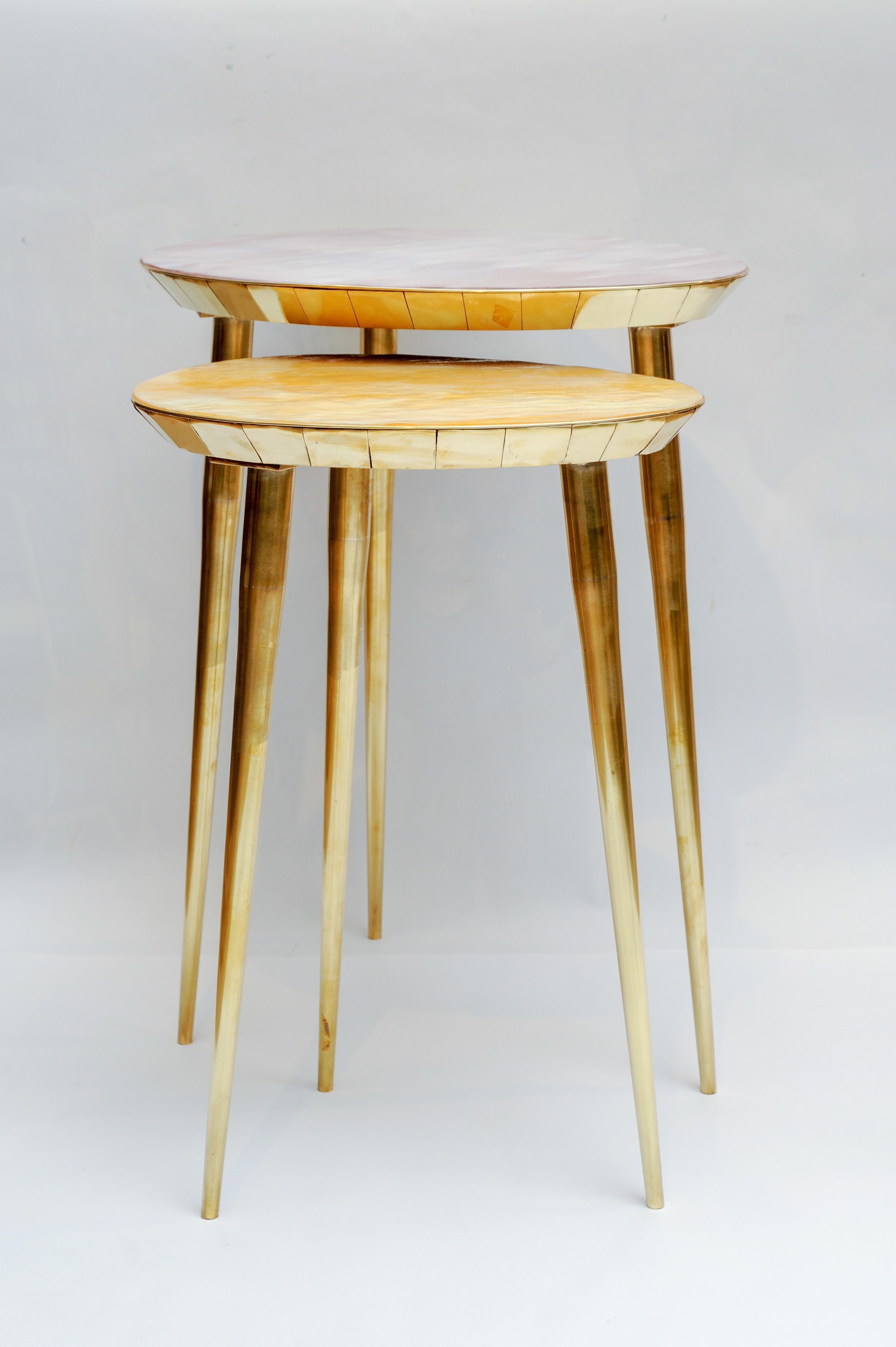 This pair of beautiful pedestal tables are made of brass, with tops in old painted mirrors from Italy. Customizable dimensions, Creation Studio Glustin.
Measures: 50 x 40 x H 66 cm
40 x 30 x 60 cm.