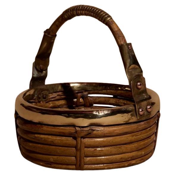 Cestino portaoggetti in rattan con anelli in ottone e stecche di piuma