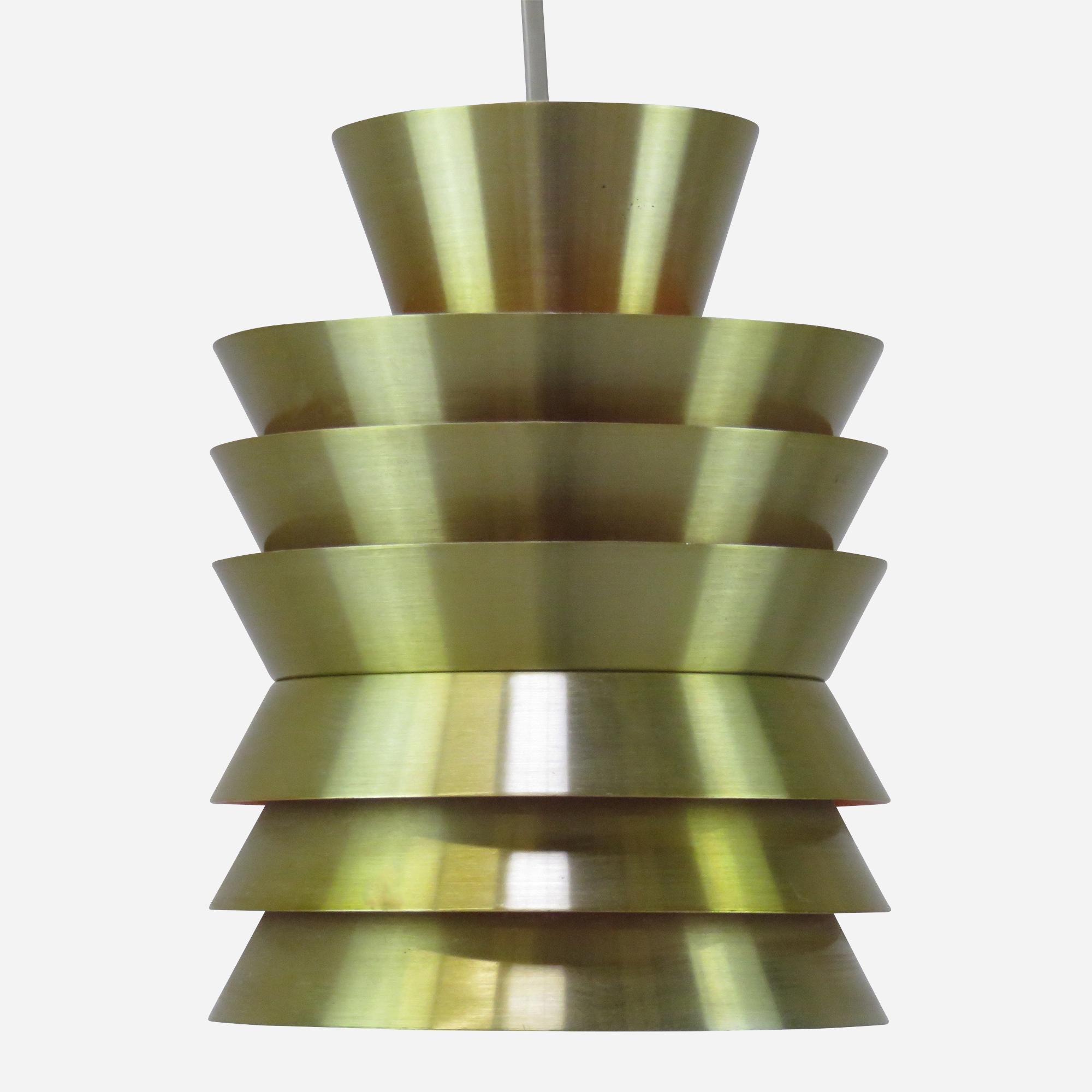 Lampada a sospensione disegnata da Carl Thore per Granhaga Metallindustri. Realizzato in ottone anodizzato con un interno verniciato in arancione brillante che migliora la riflessione della luce. Condizioni vintage molto buone con cablaggio