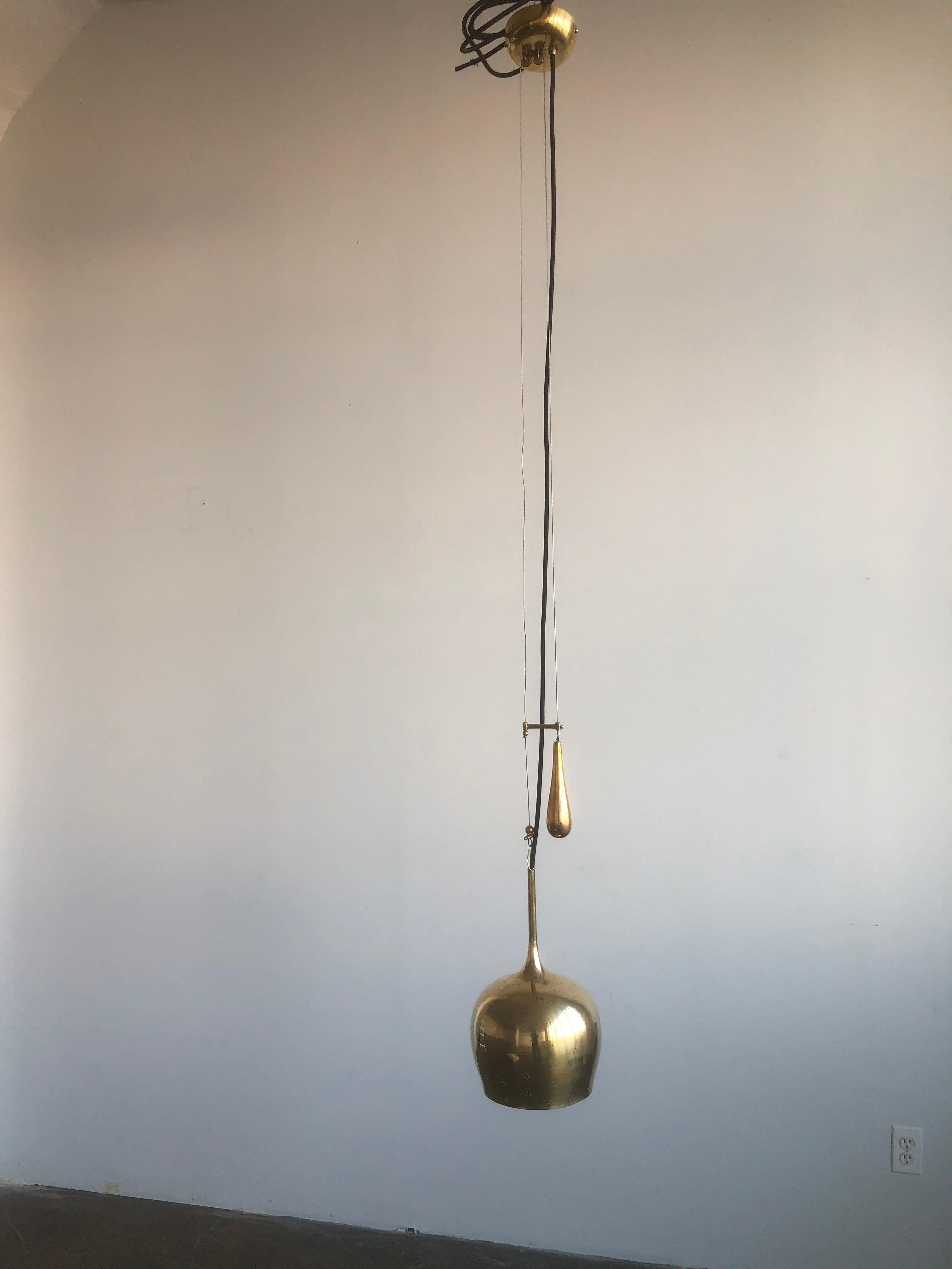 Scandinave moderne Lampe à suspension en laiton de Paavo Tynell, modèle A1957 en vente