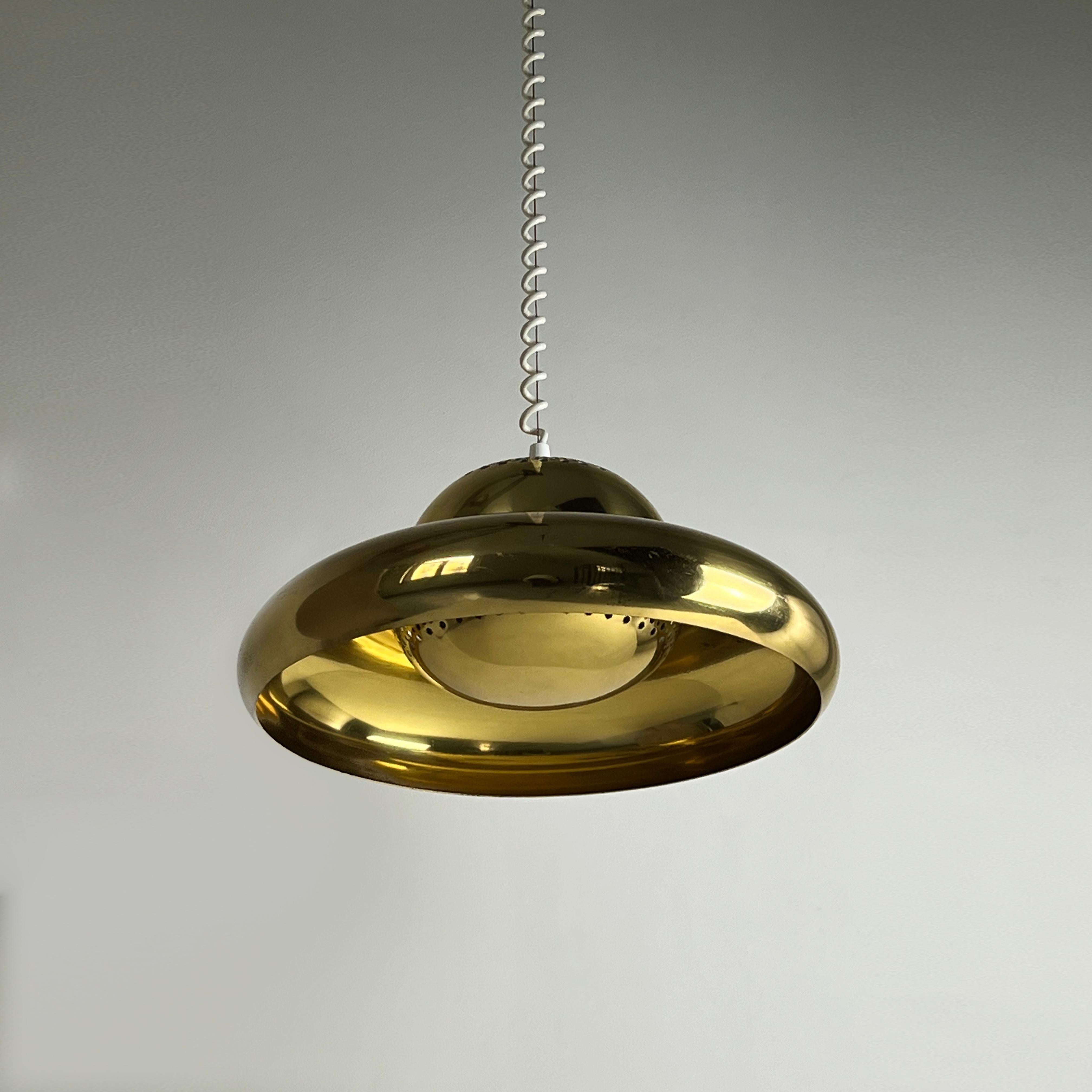 The Fior di Loto pendant, passionately conceived by the visionary minds of Tobia and Afra Scarpa, emerges as a true masterpiece within the realm of lighting design. Born in the creative crucible of 1963, it bears the prestigious imprint of Flos, the