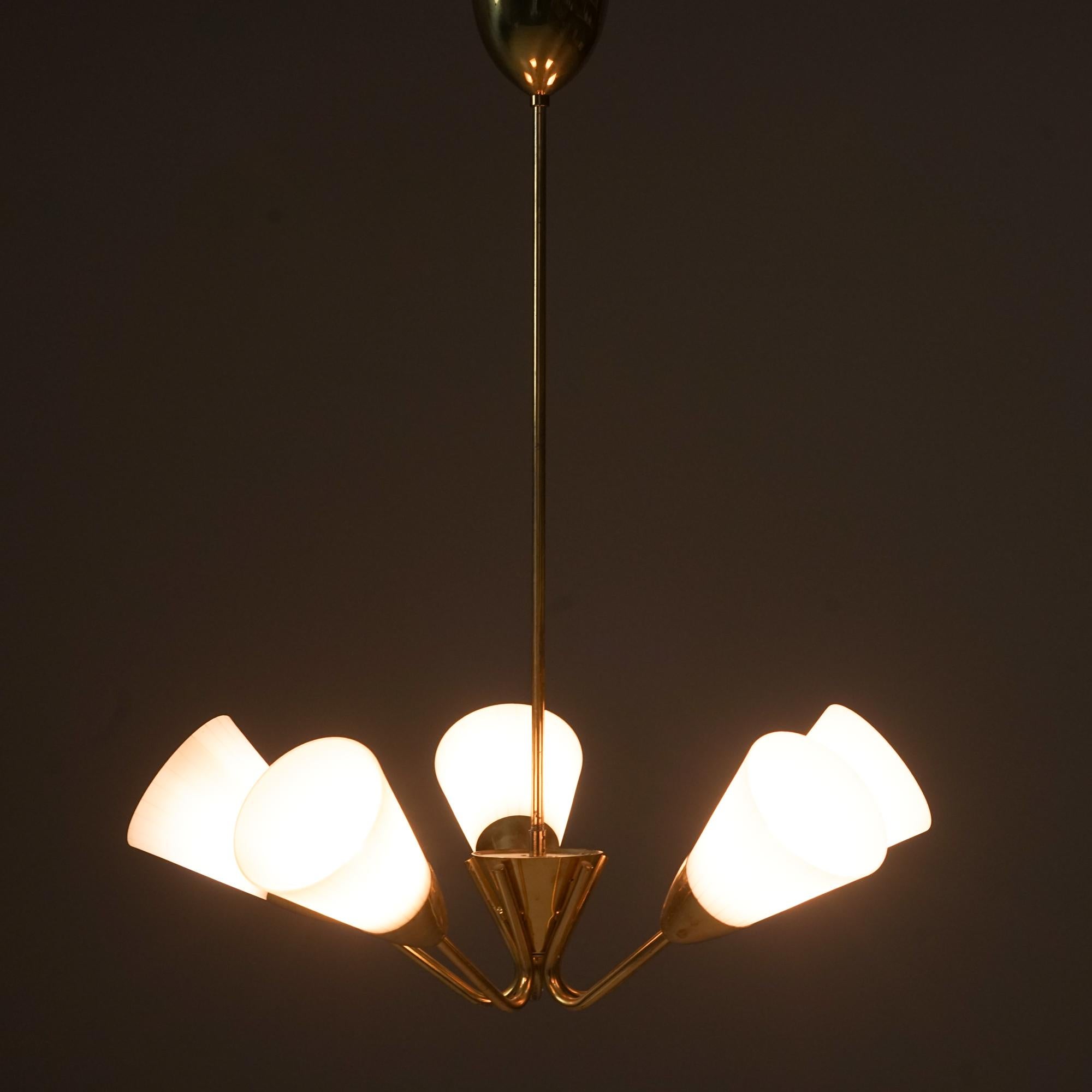 Spettacolare pendente The Modern Scandinavian, prodotto da Itsu, anni '50. Struttura in ottone con paralumi in vetro opalino. Contrassegnato. Buone condizioni vintage, lieve patina coerente con l'età e l'uso. 

