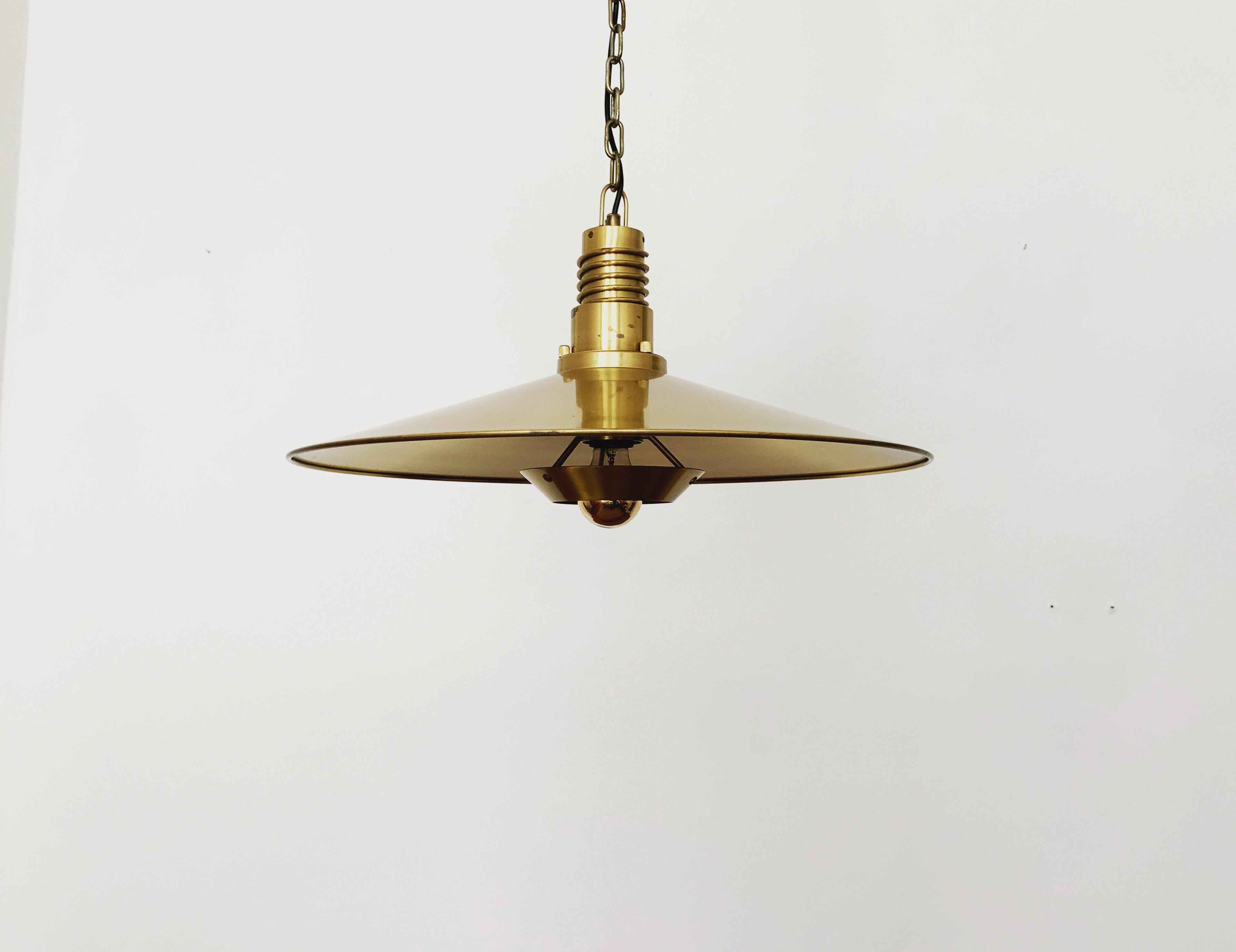 Bellissima lampada a sospensione danese in ottone degli anni '60.
L'effetto luminoso della lampada è estremamente bello. Il design e i dettagli molto belli creano una luce molto nobile e piacevole.
La lampada crea un'atmosfera molto accogliente ed è