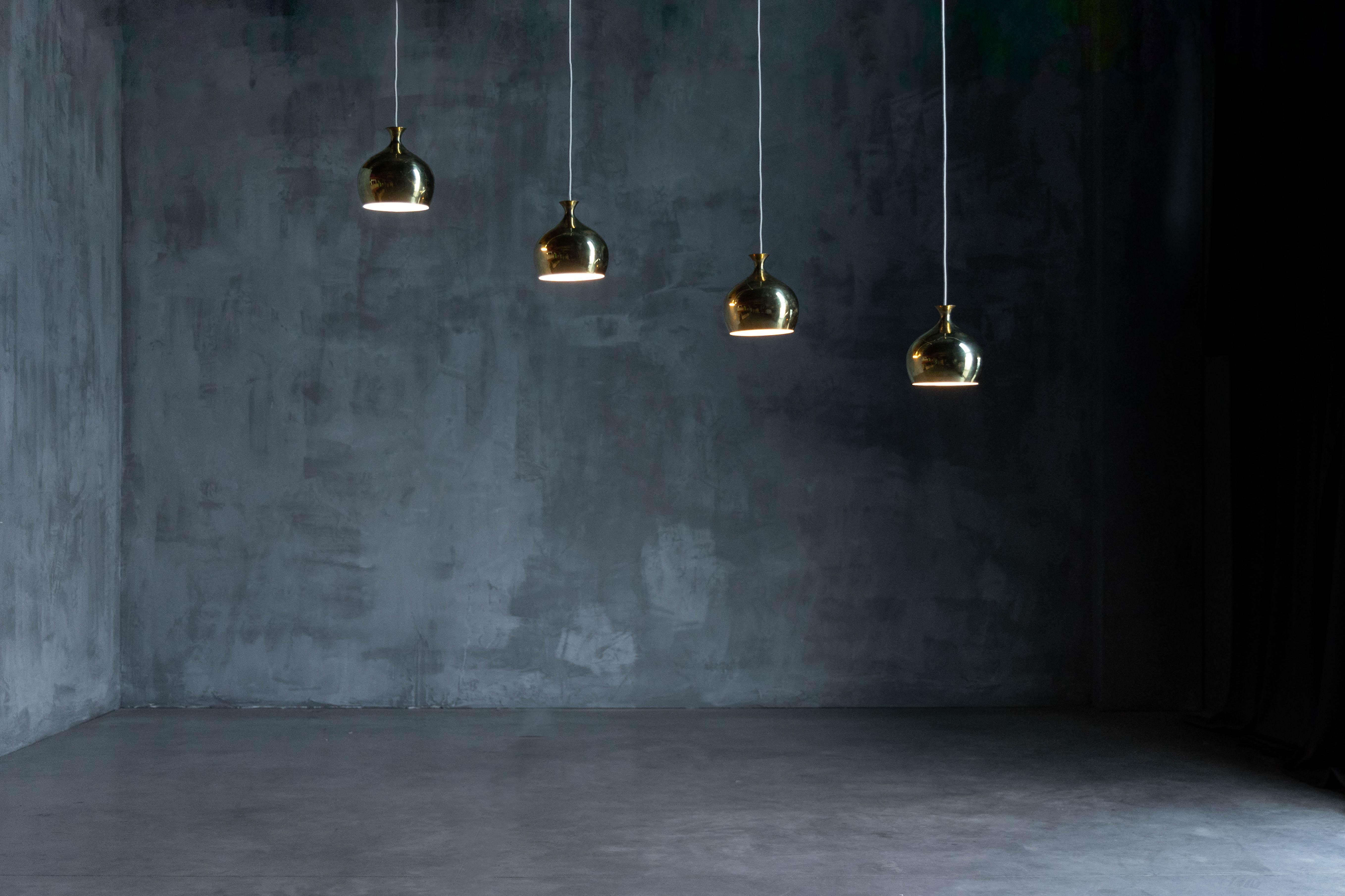 Eleganti lampade a sospensione in ottone progettate dal famoso designer svedese Hans-Agne Jakobsson per AB Markaryd negli anni '60. Conosciuto per i suoi pezzi di illuminazione raffinati e senza tempo, Jakobsson si è ispirato alla bellezza morbida e